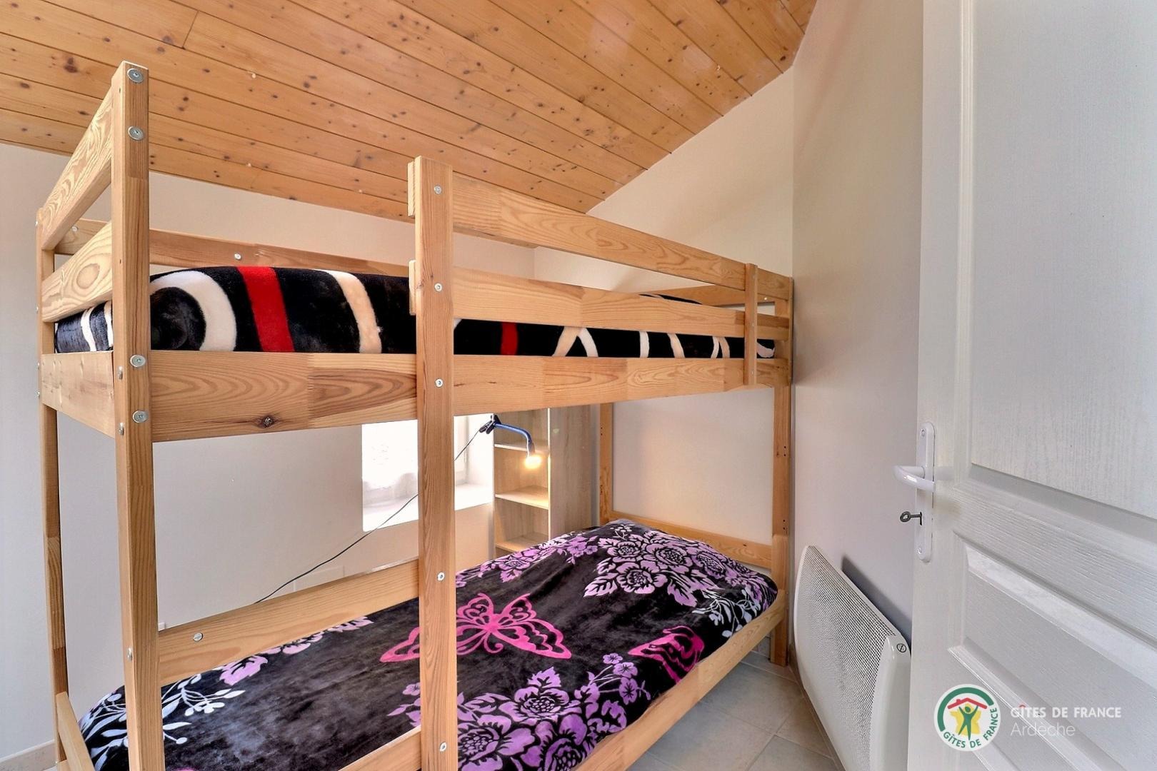 Chambre dortoir avec deux lits superposés