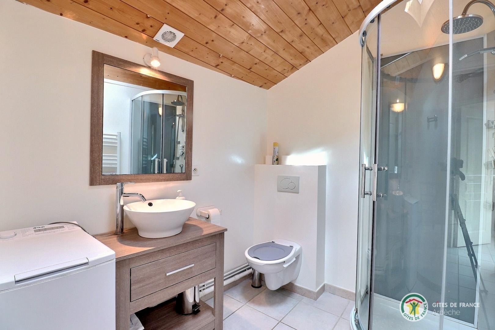 Salle d'eau à l'étage avec cabine de douche, meuble vasque et WC