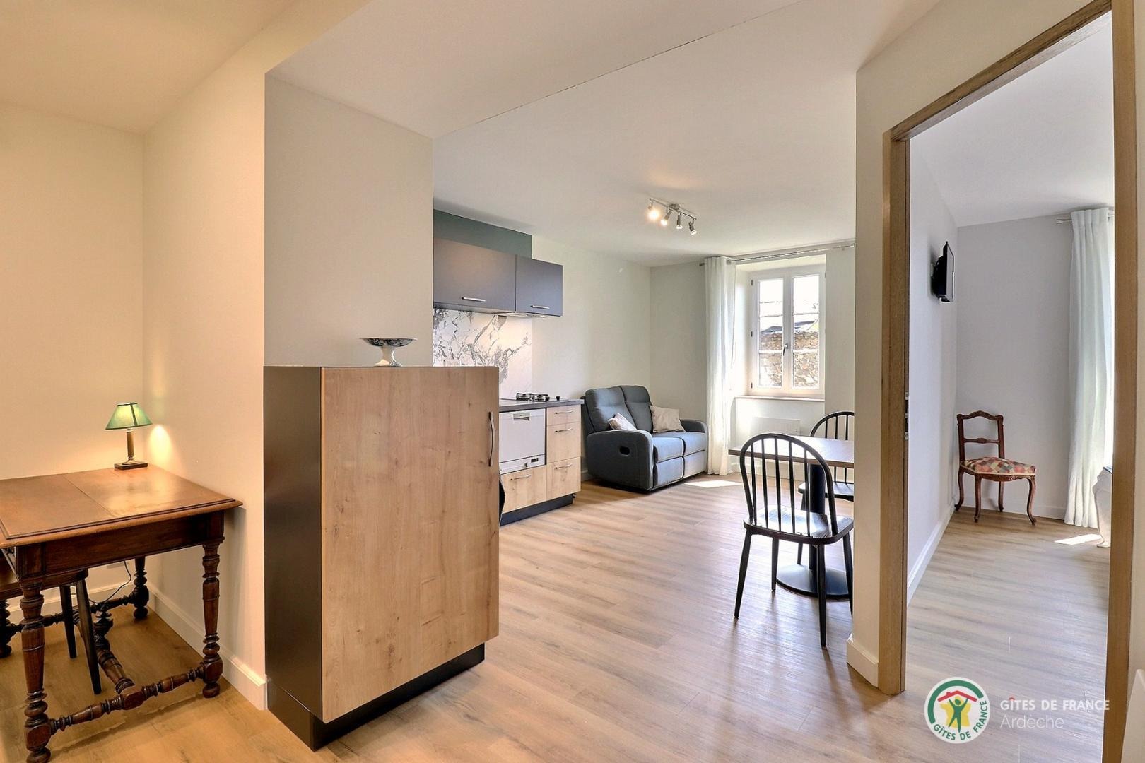 Pièce de vie avec coin cuisine, salon et bureau