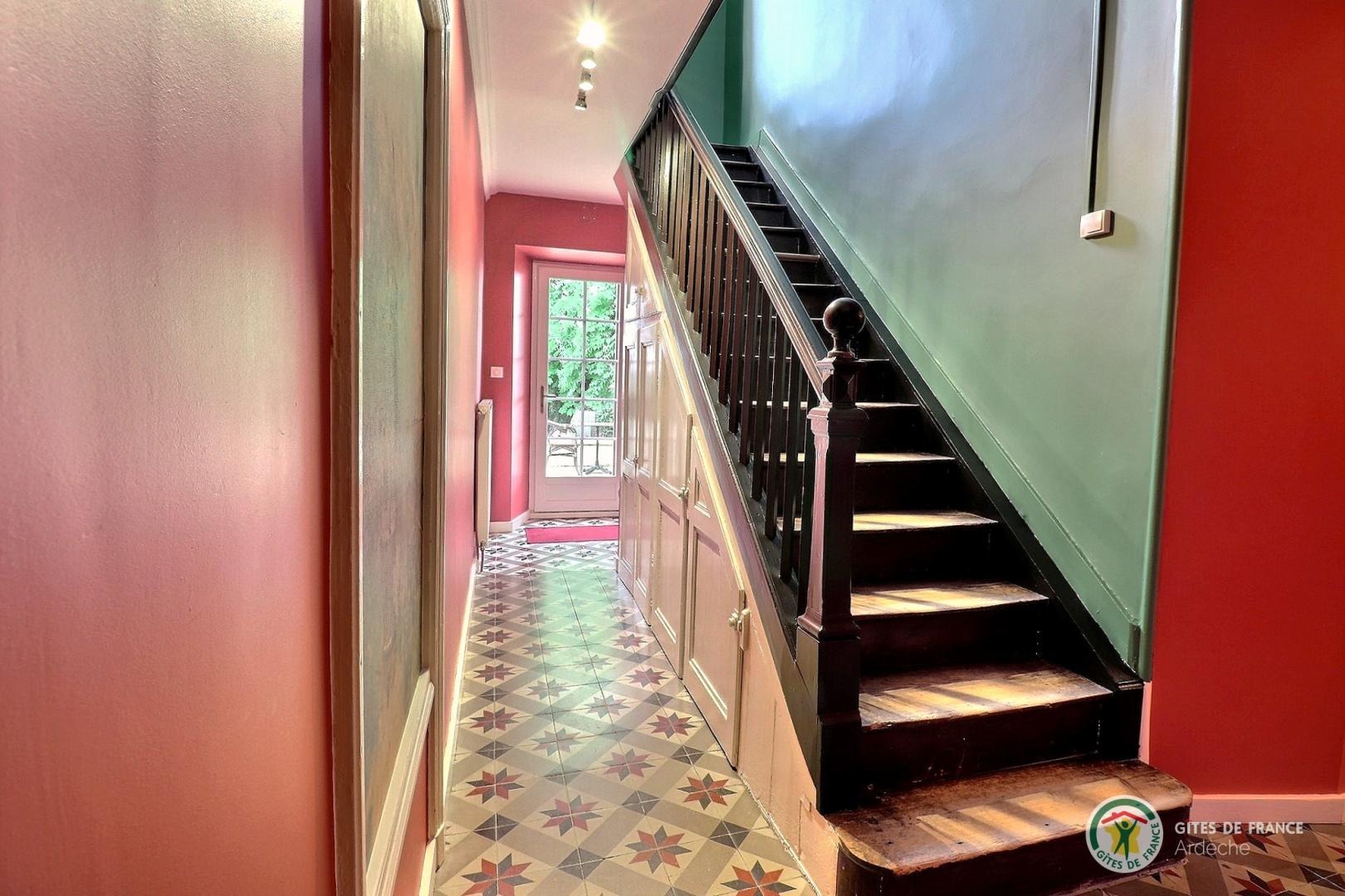 Couloir et escalier commun aux différents gîtes