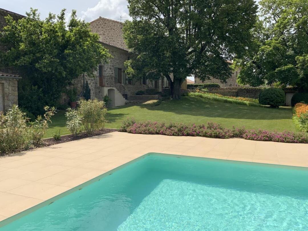 Piscine partagée et parc du Domaine de Chamard