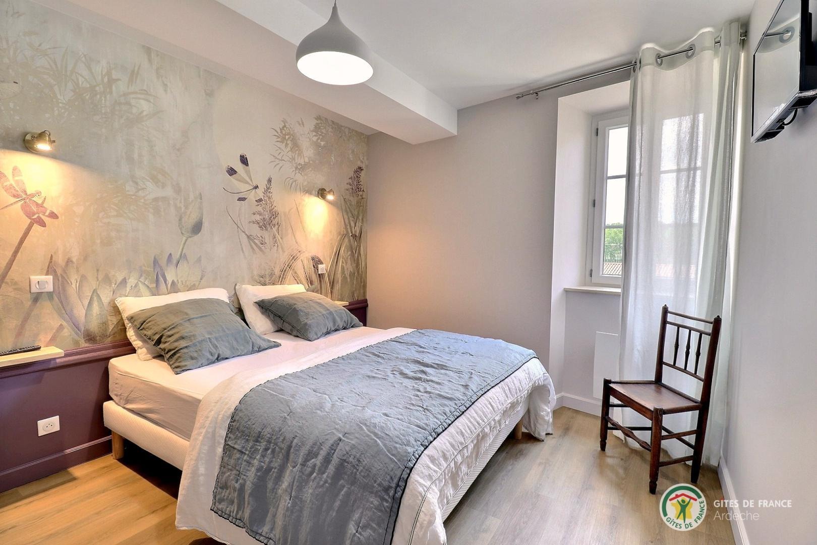 Chambre avec lit en 160 et TV