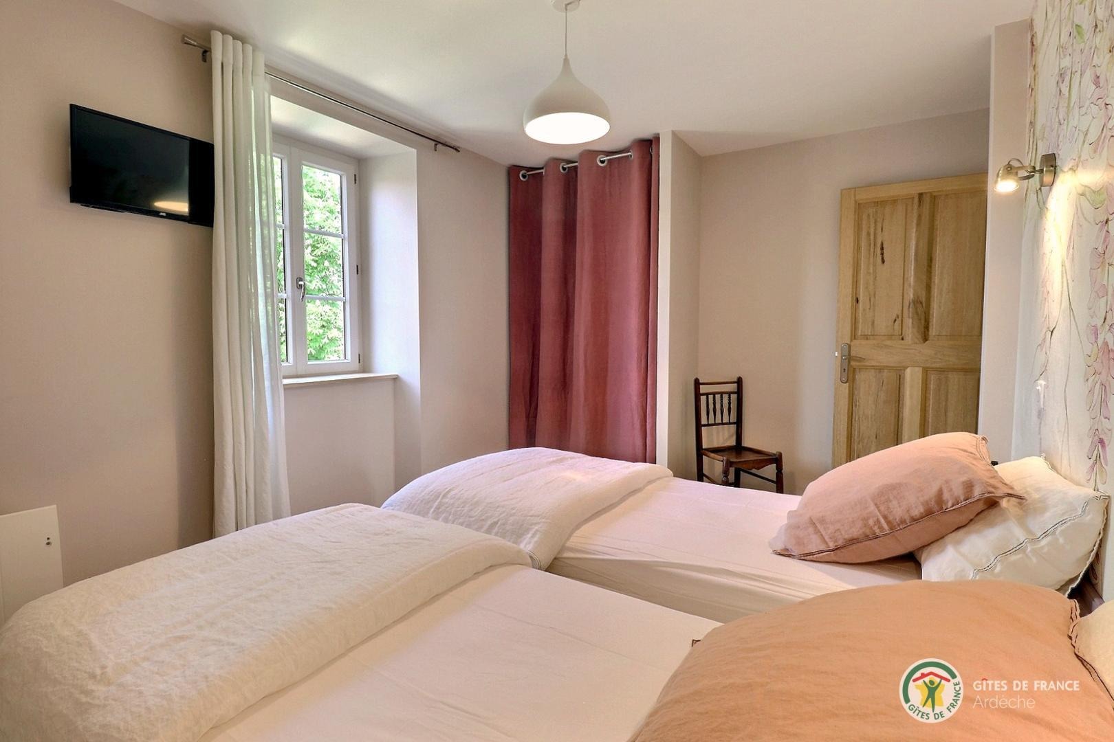 Chambre avec deux lits en 90 et TV