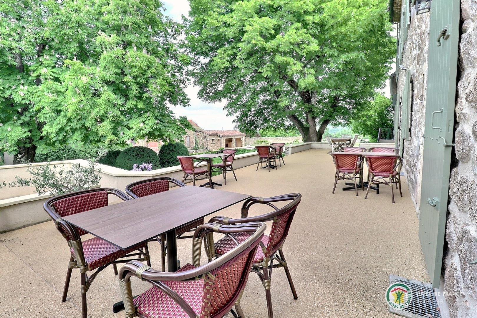 Terrasse partagée avec table privative pour chaque gîte