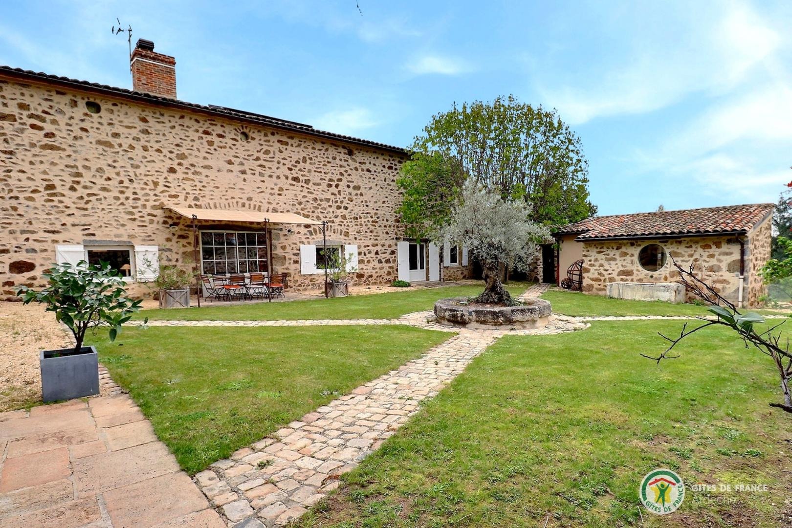 Cour intérieure avec terrasse du gîte