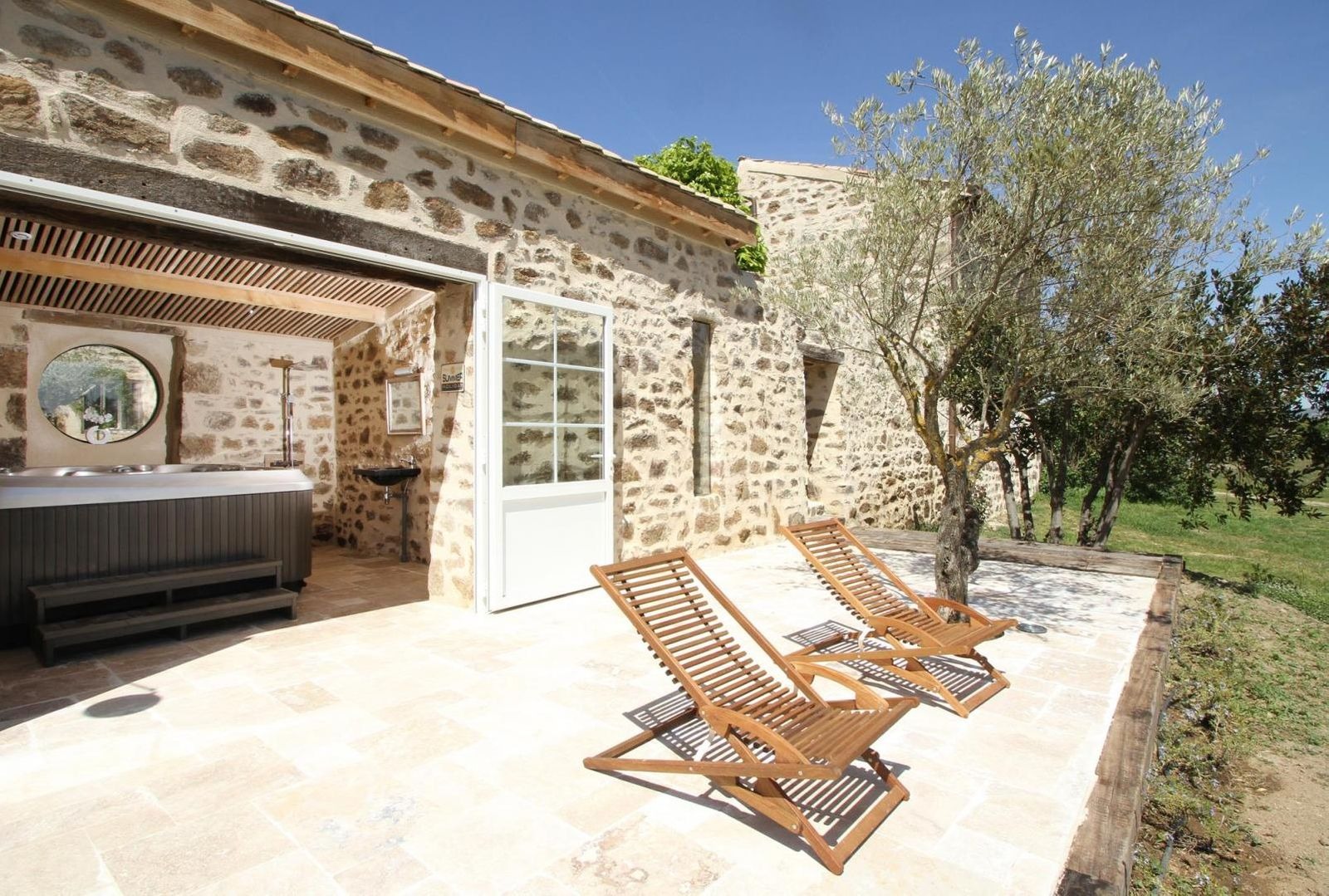 Terrasse ensoleillée - Espace détente jacuzzi et sauna