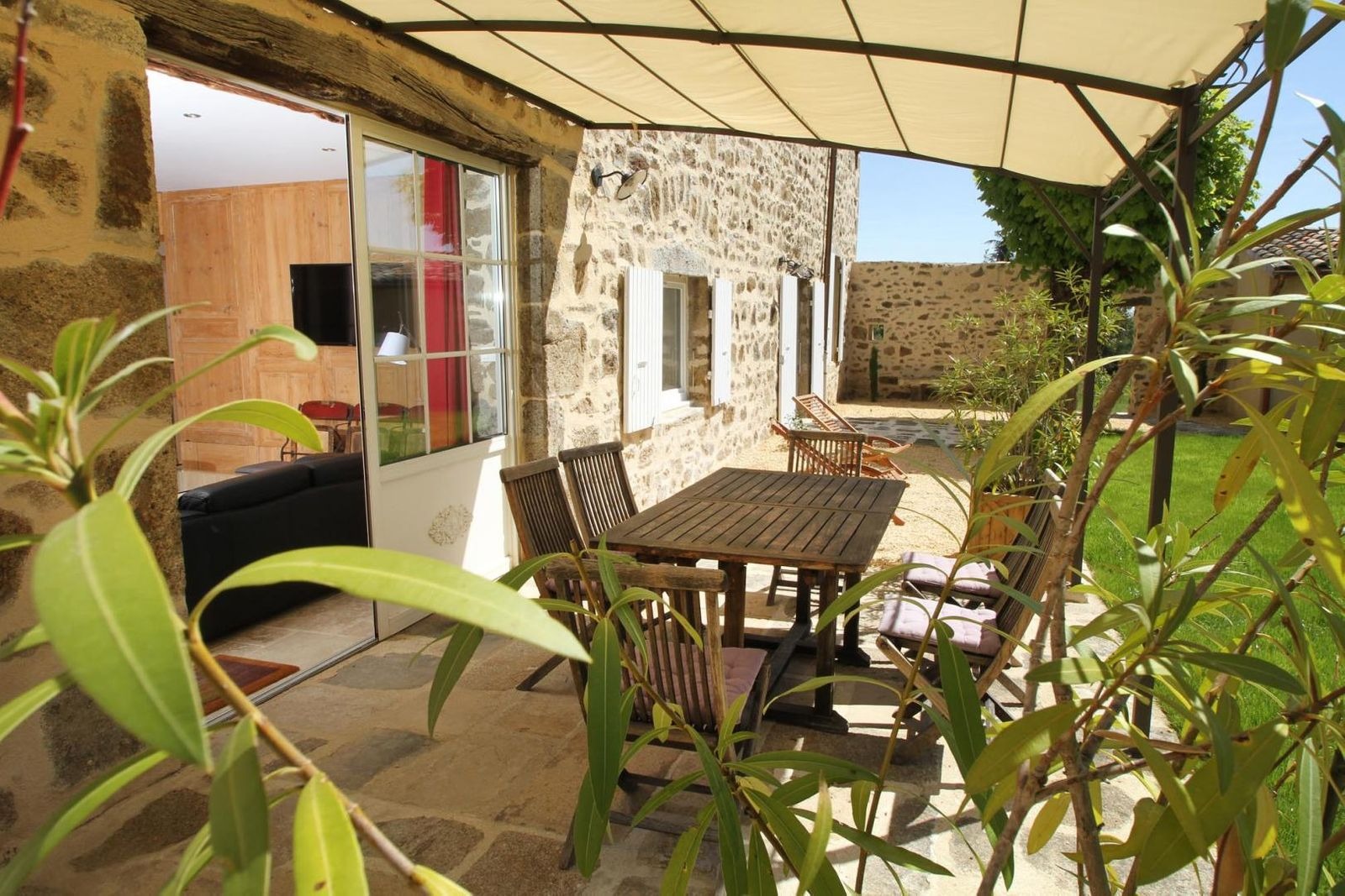 Coin repas sur la terrasse