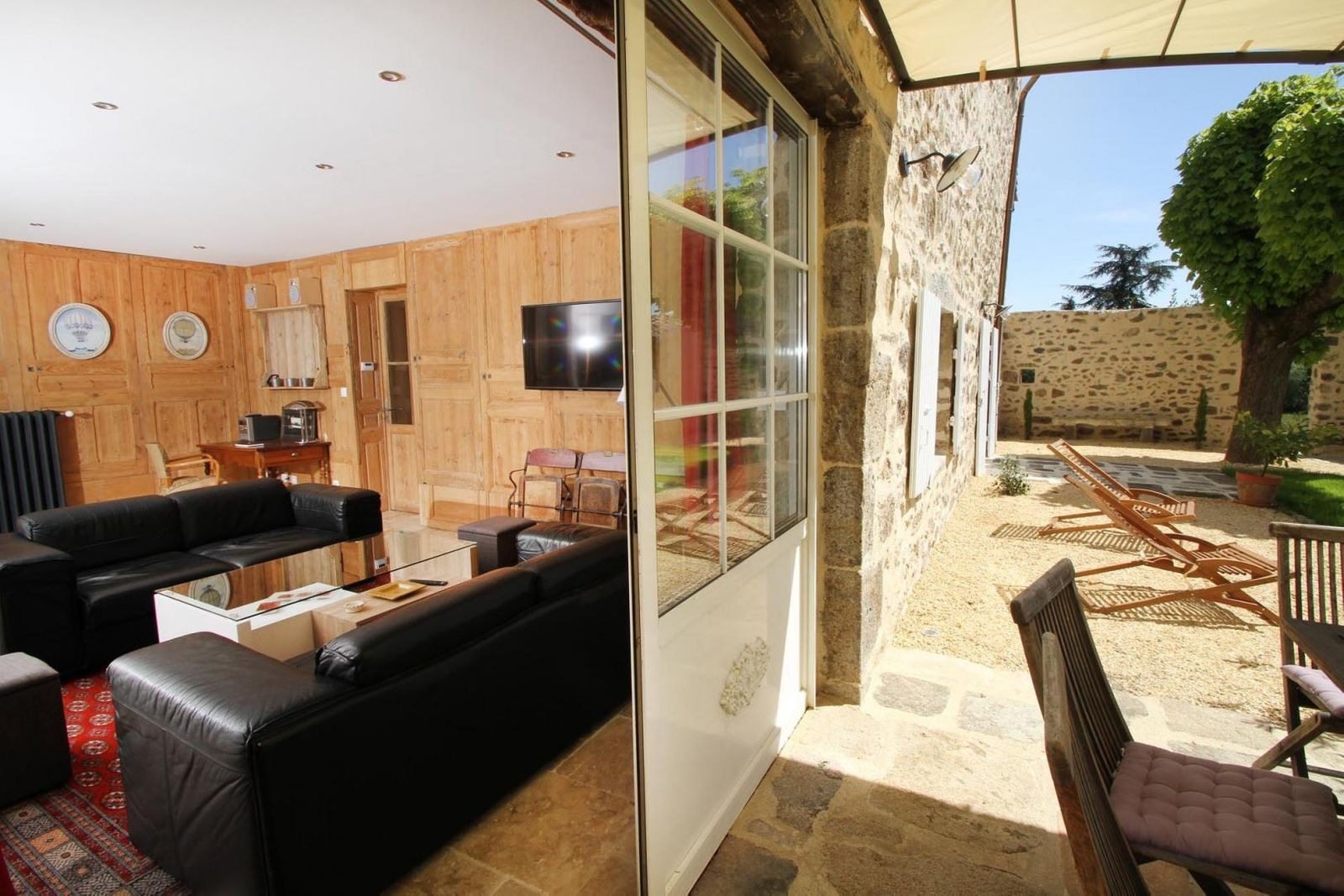 Séjour ouvert sur la cour