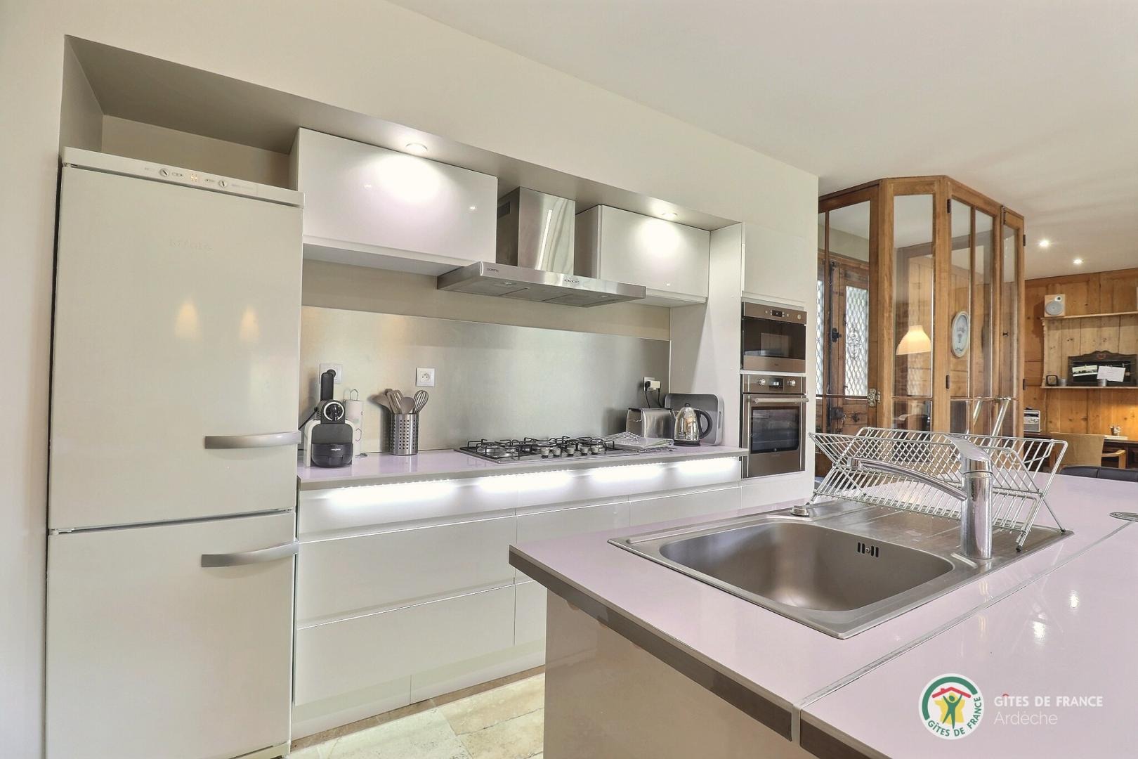 Cuisine équipée avec îlot central