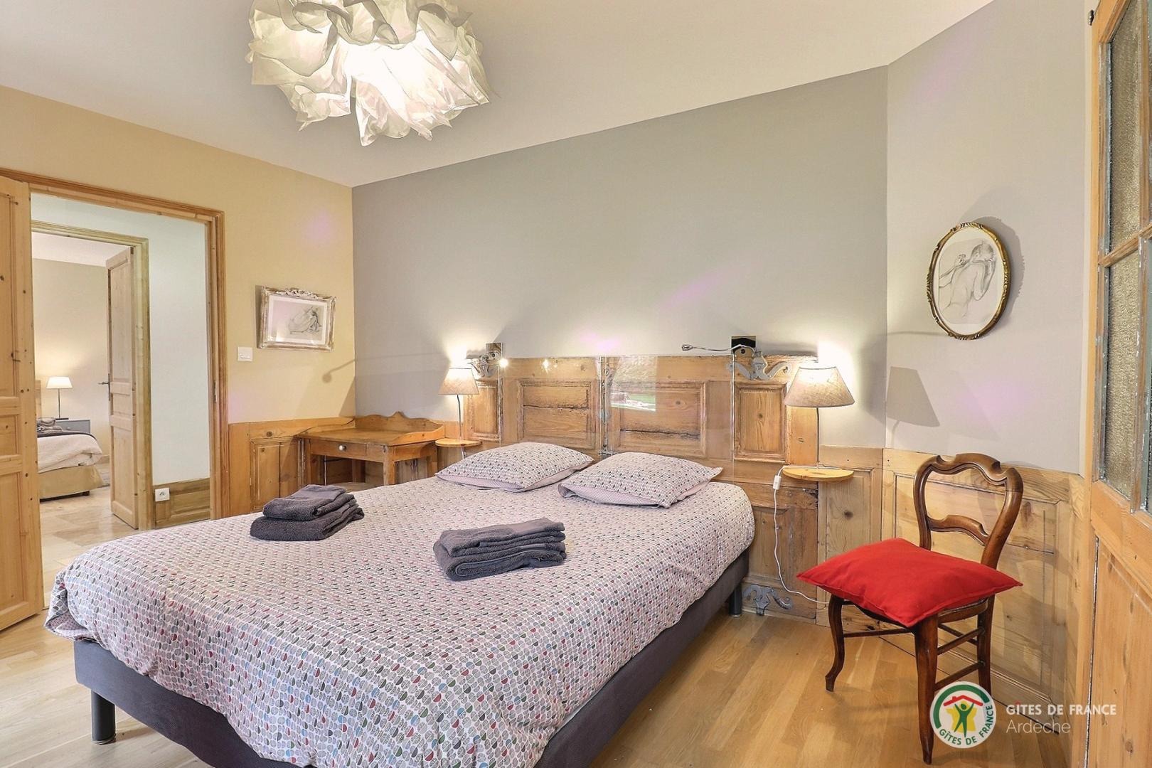 Chambre avec lit en 160, TV et salle d'eau privative