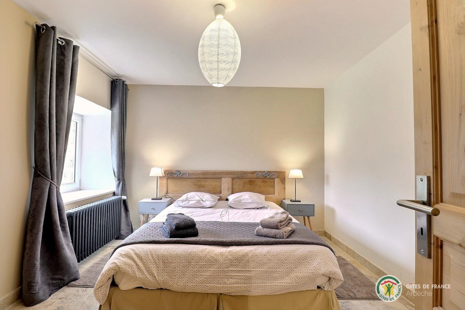 Chambre avec lit 160 côté cour