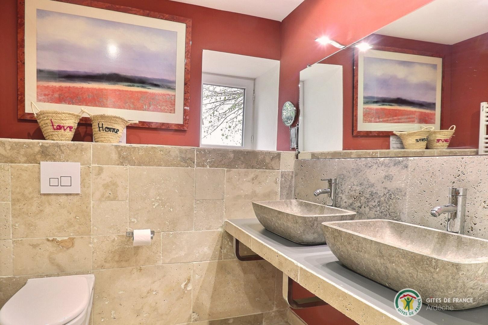 Salle d'eau avec douche italienne, WC, et double vasque