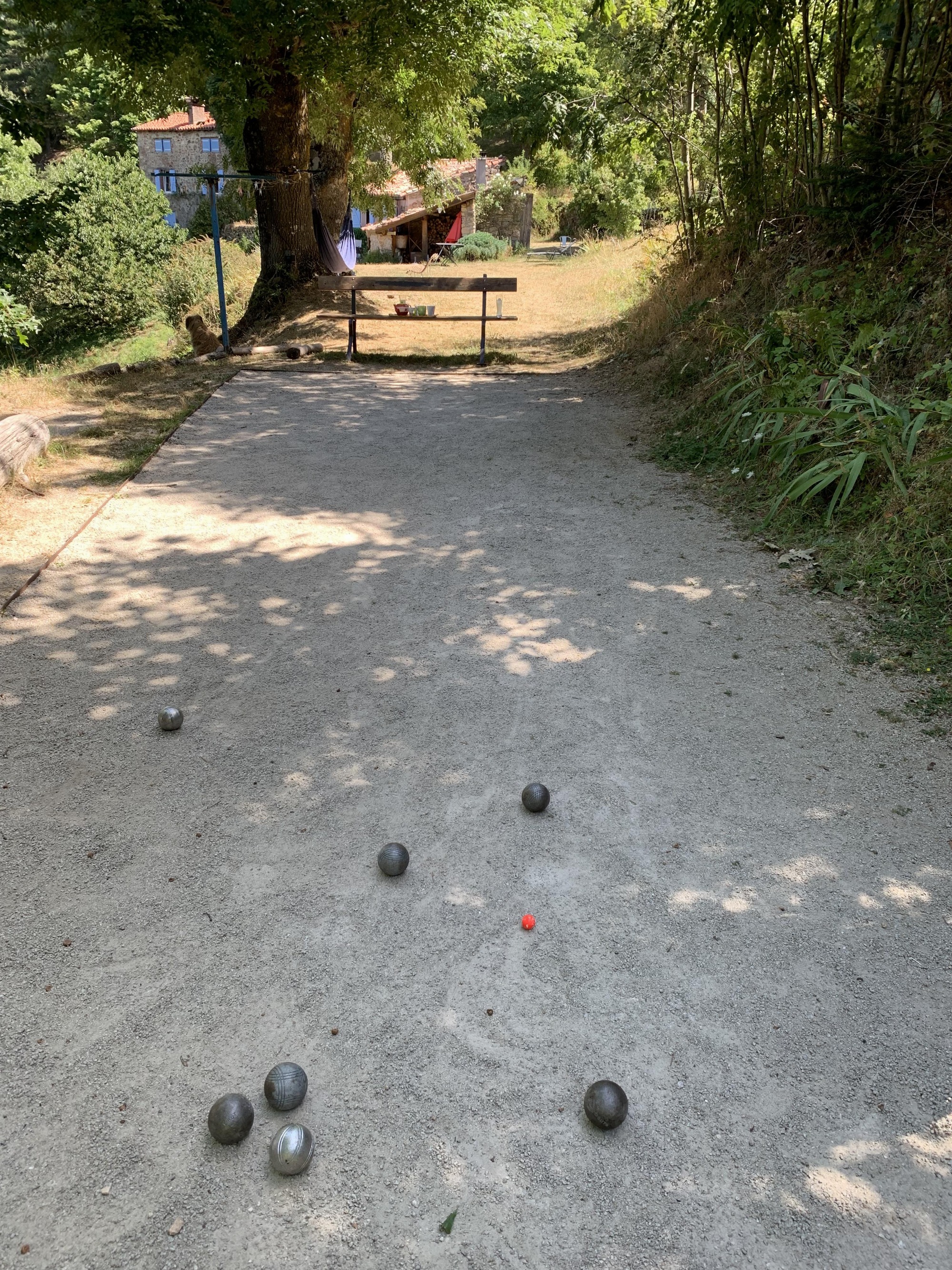 Terrain de pétanque éclairé la nuit