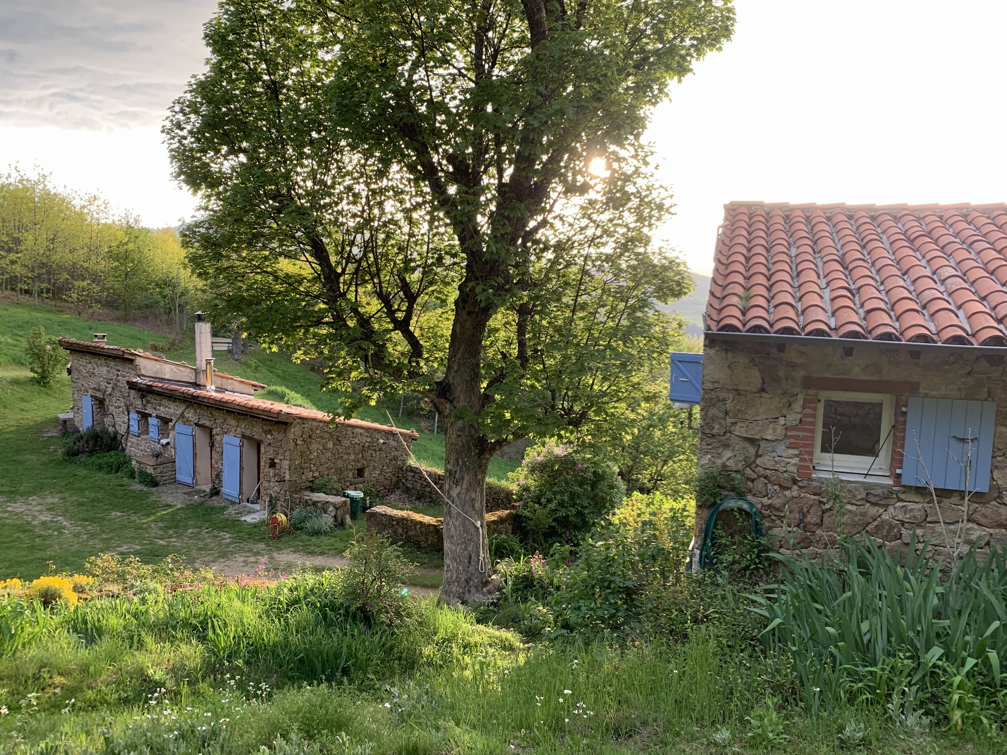 La location comprend les 2 bâtiments : l’un pour dormir, l’autre pièce de vie