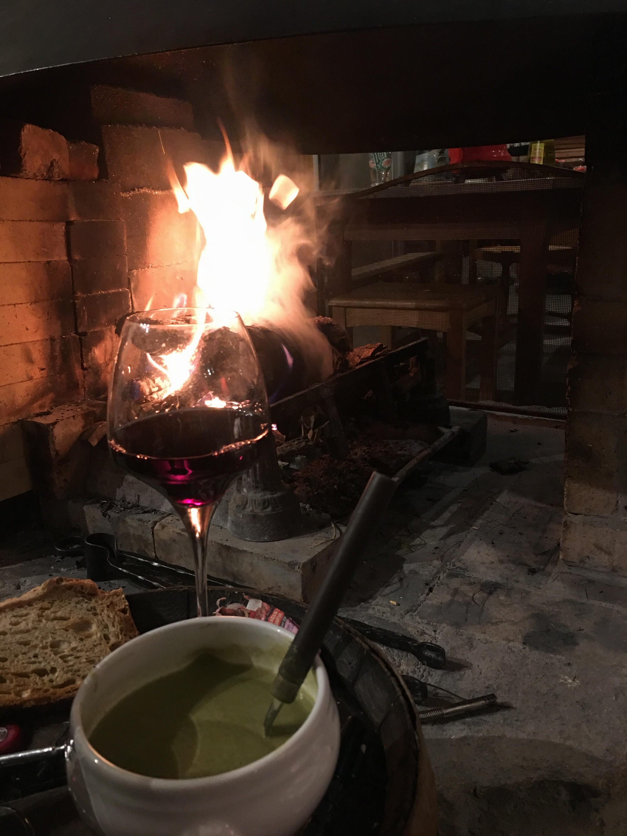 Tranquille près de la cheminée