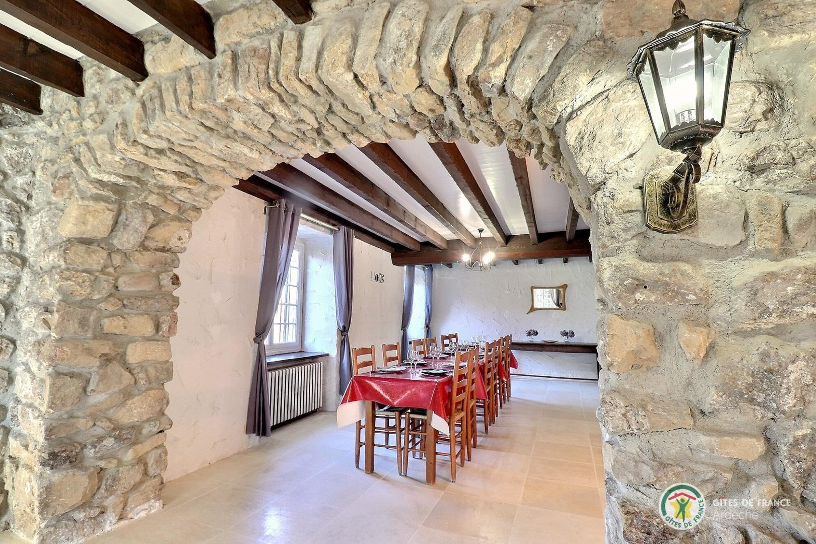 Suite du séjour avec table pour les repas