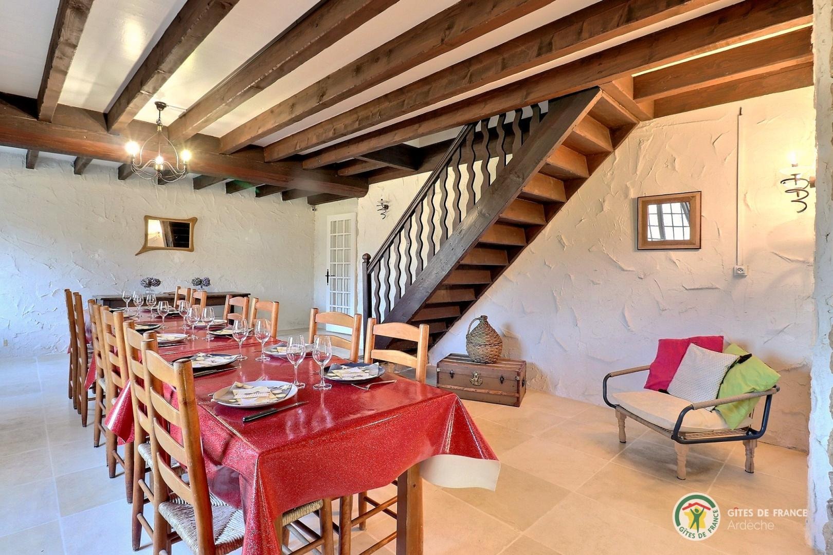 Séjour avec table en bois