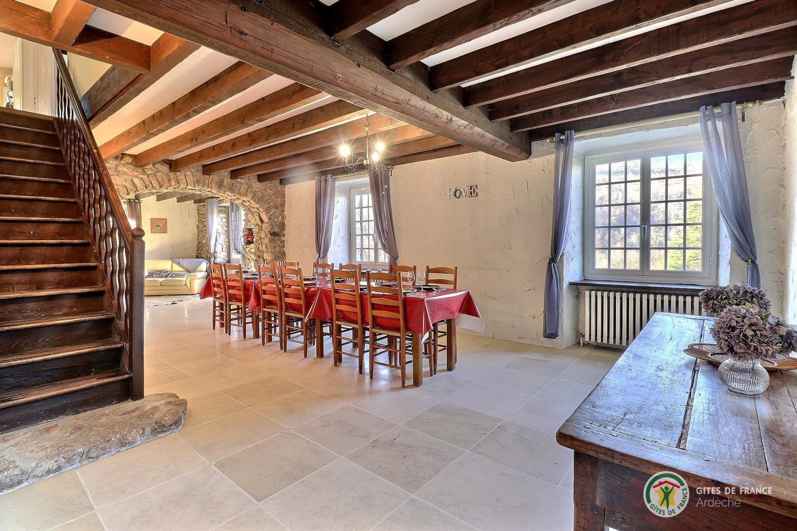 Séjour avec escalier menant aux chambres