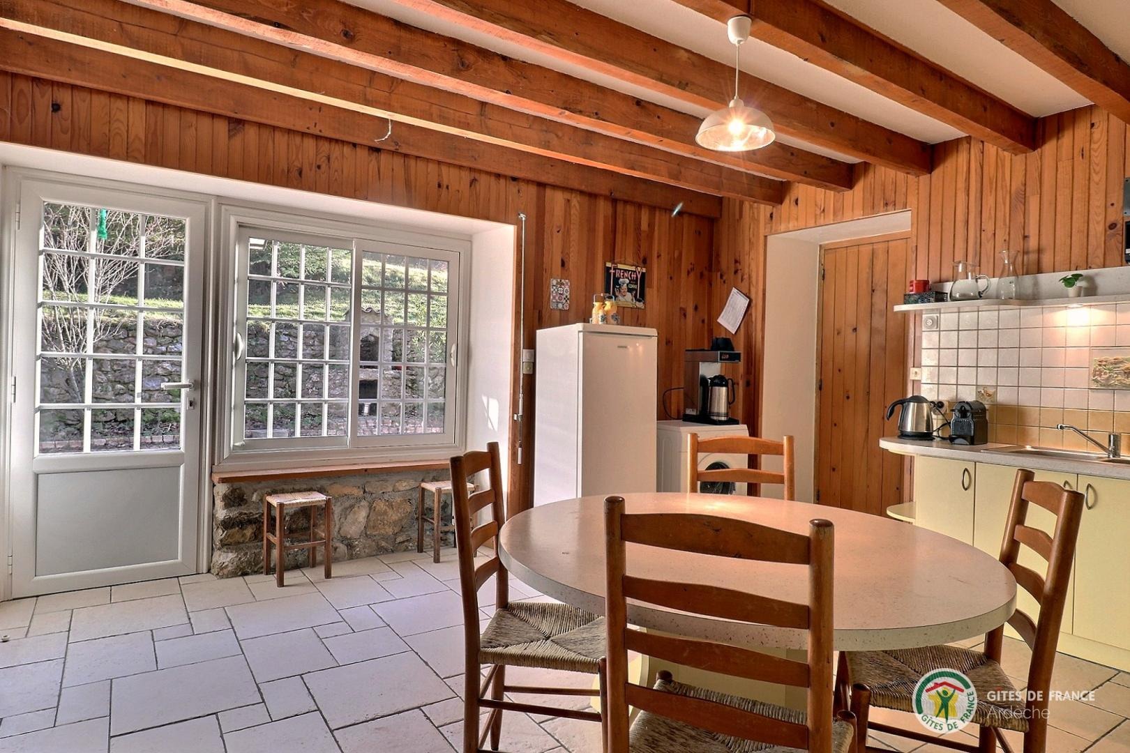 Cuisine équipée avec accès terrasse