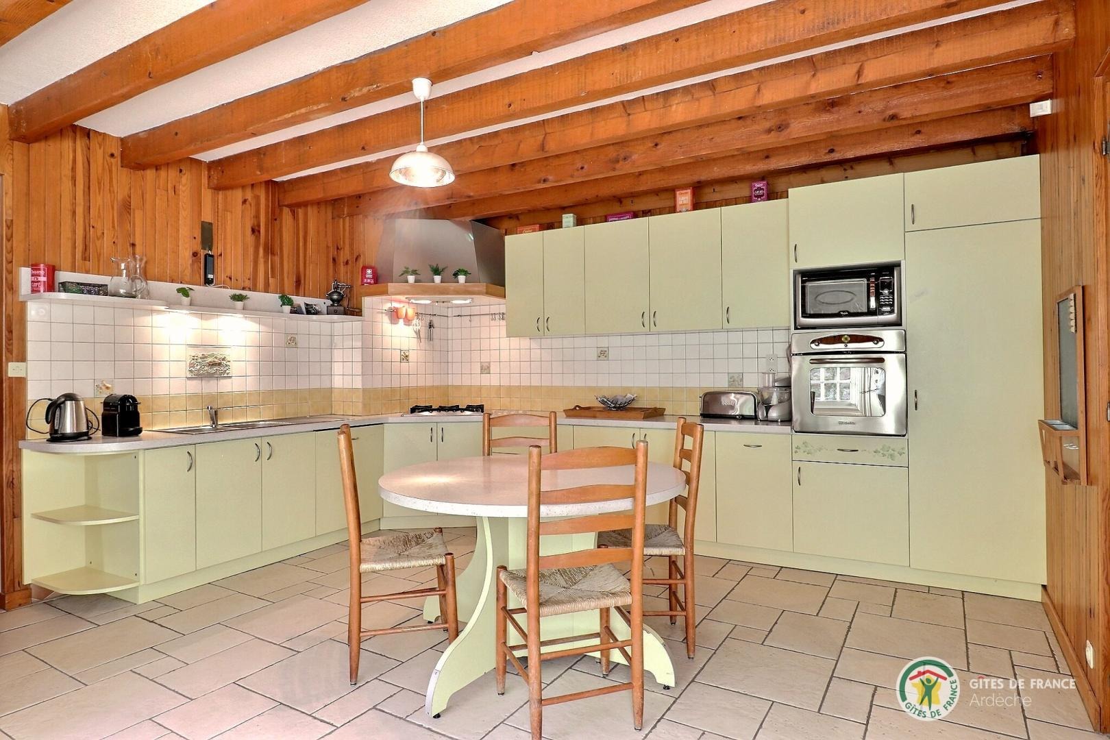 Cuisine équipée avec accès terrasse