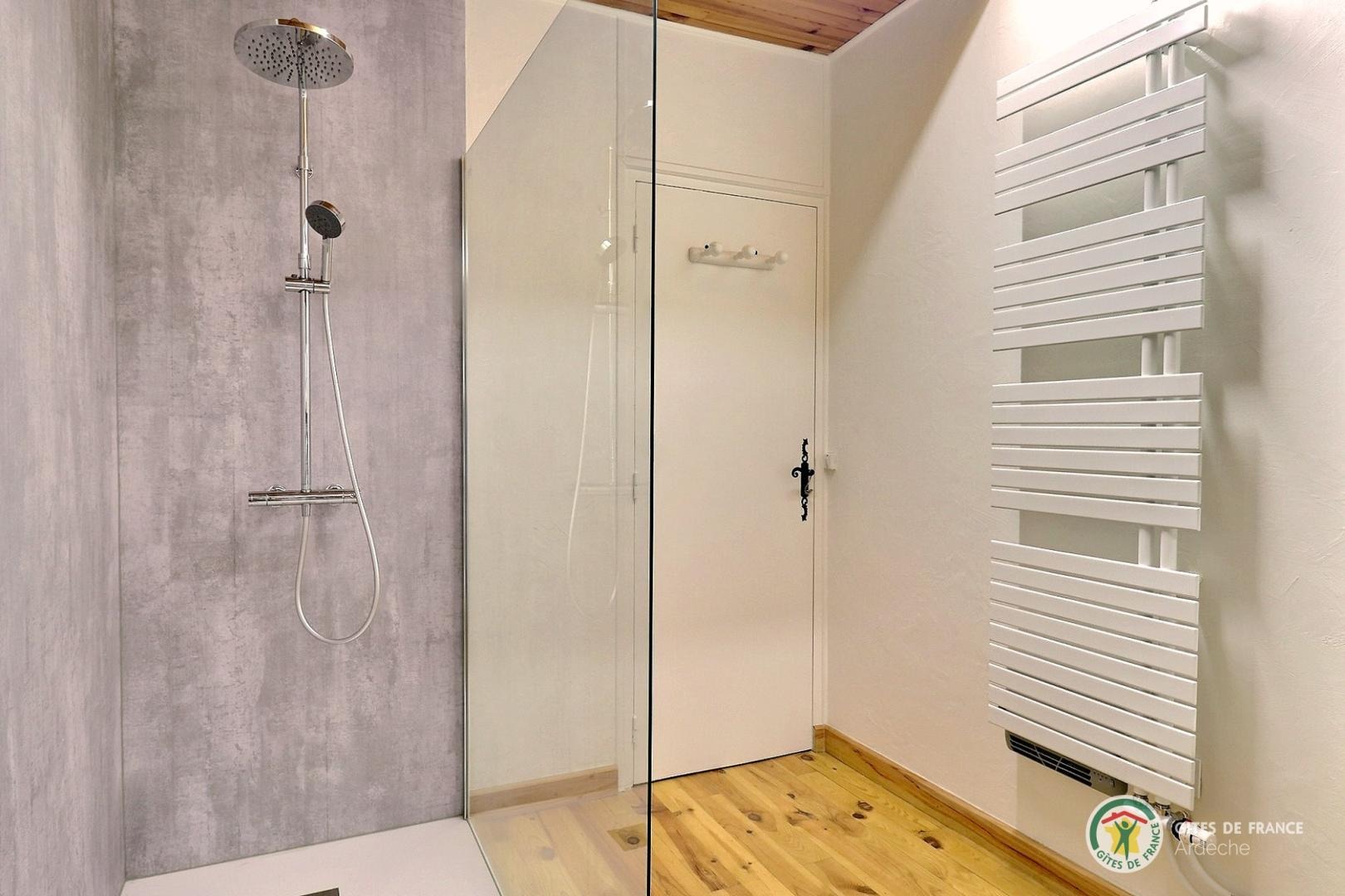 Suite parentale avec salle d'eau privative (douche, lavabo et WC)