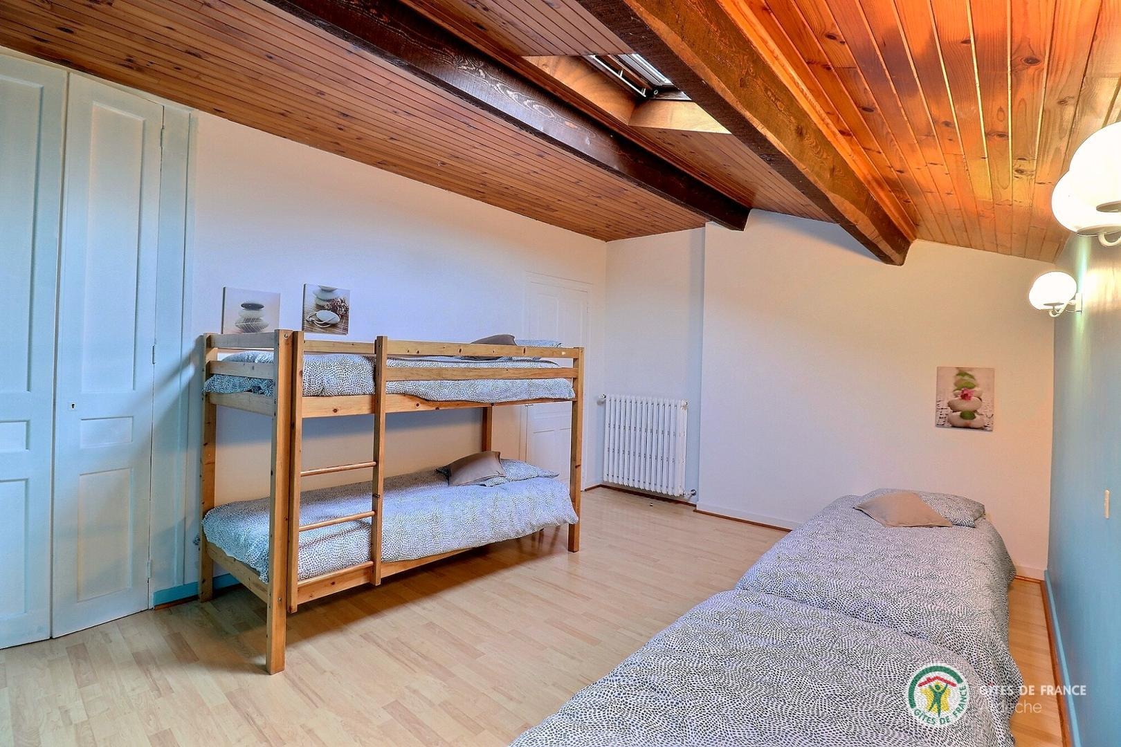 Chambre avec lit superposé (2 x90) et deux lits en 80