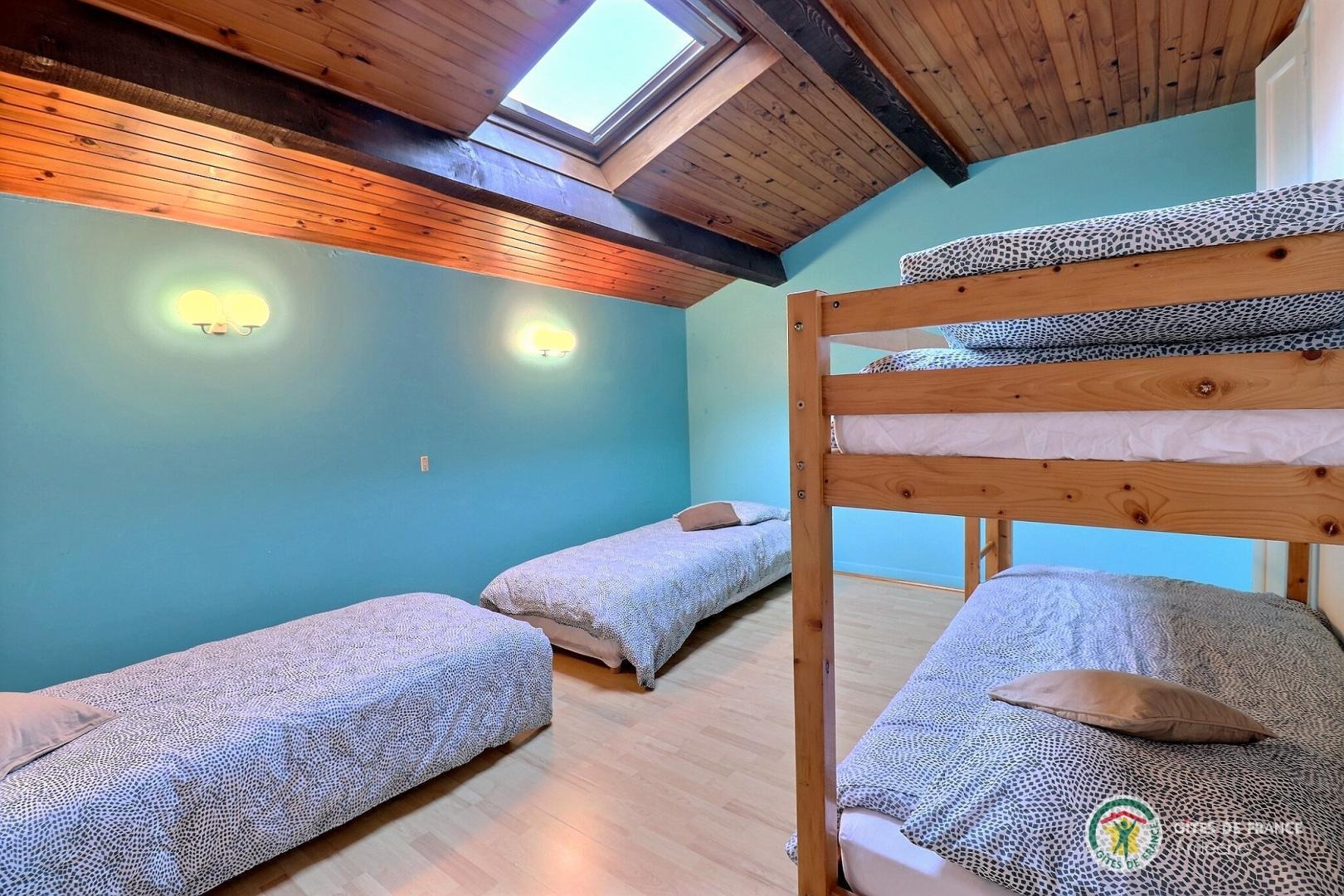 Chambre avec lit superposé (2 x90) et deux lits en 80