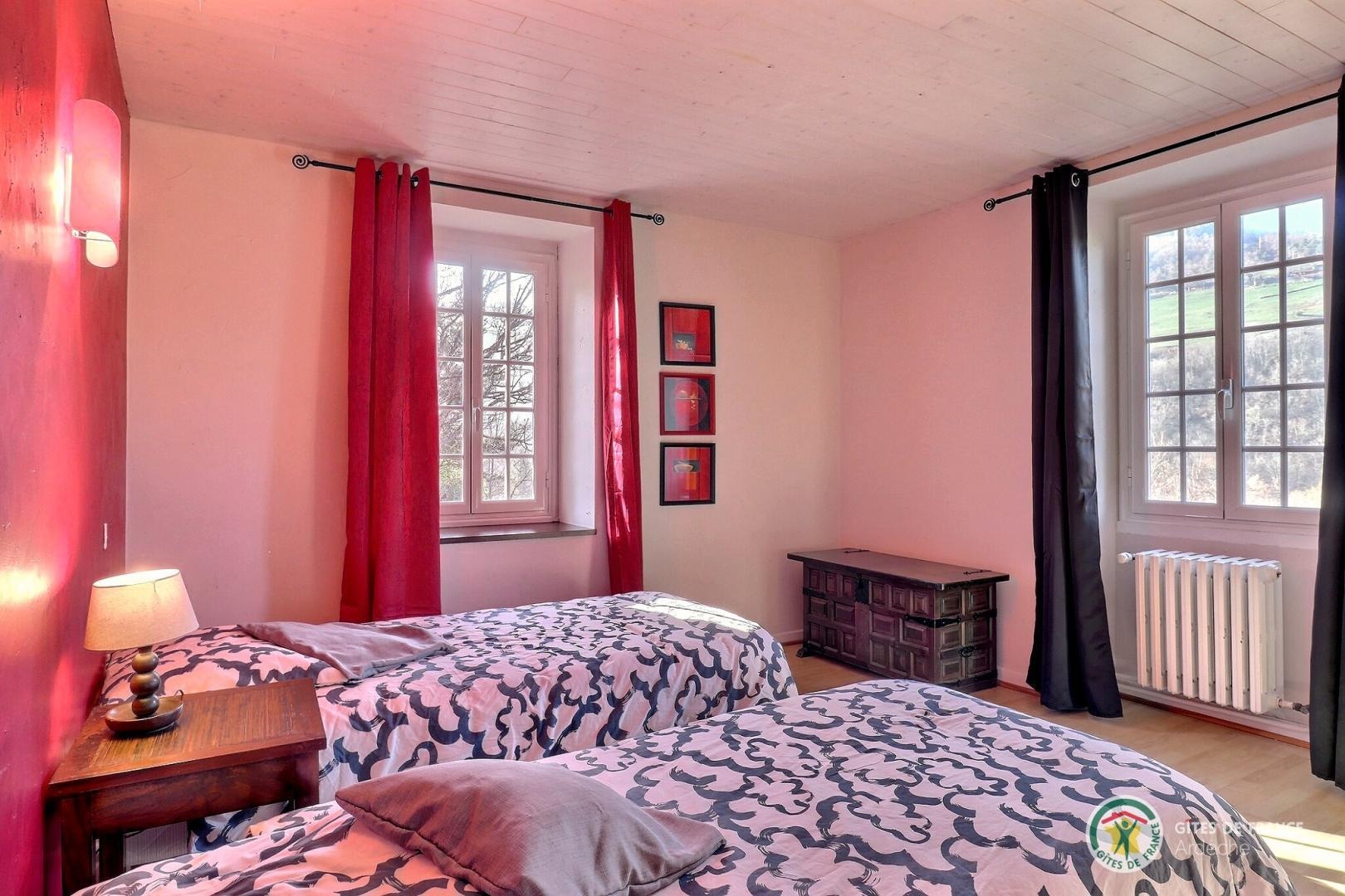 Chambre avec deux lits en 90