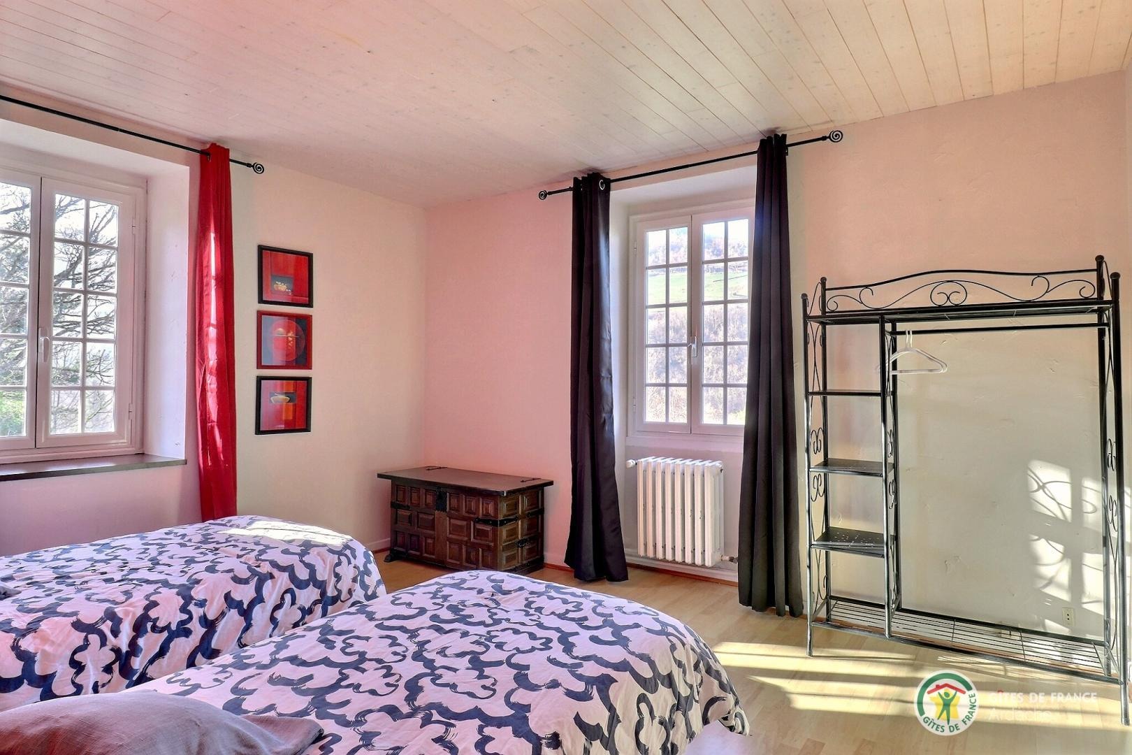 Chambre avec deux lits en 90