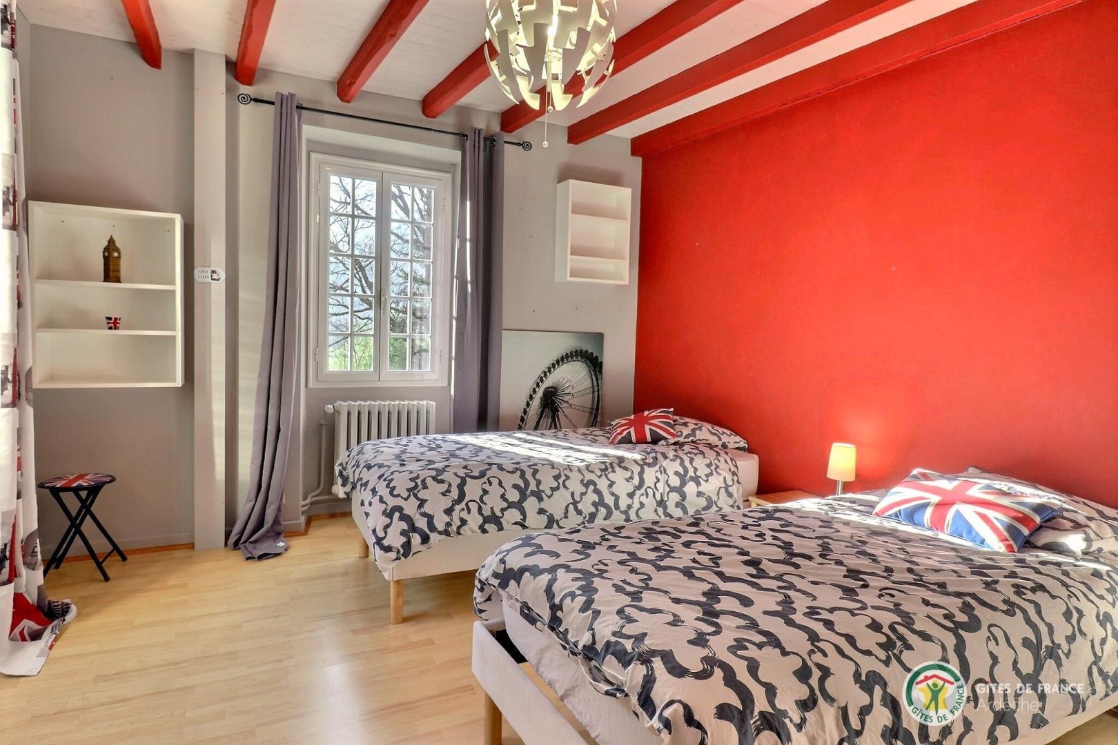 Chambre avec deux lits en 90