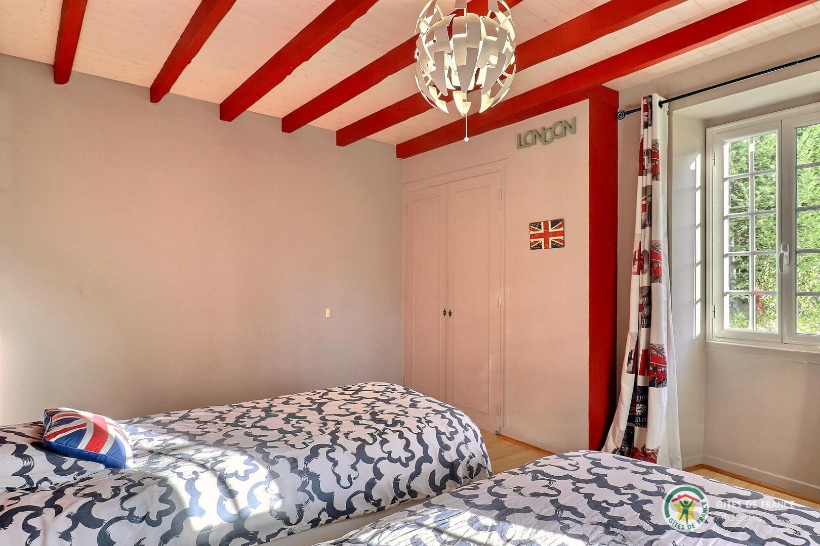 Chambre avec deux lits en 90