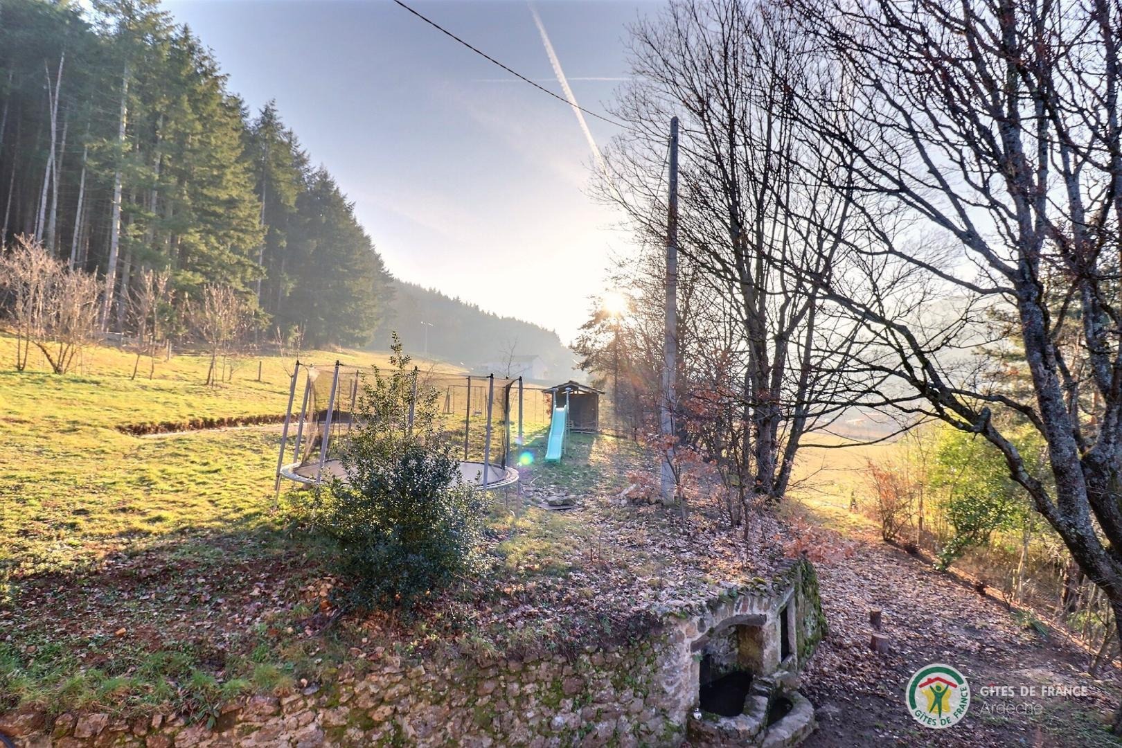 Coin jeux pour enfants (balançoire, trampoline) 