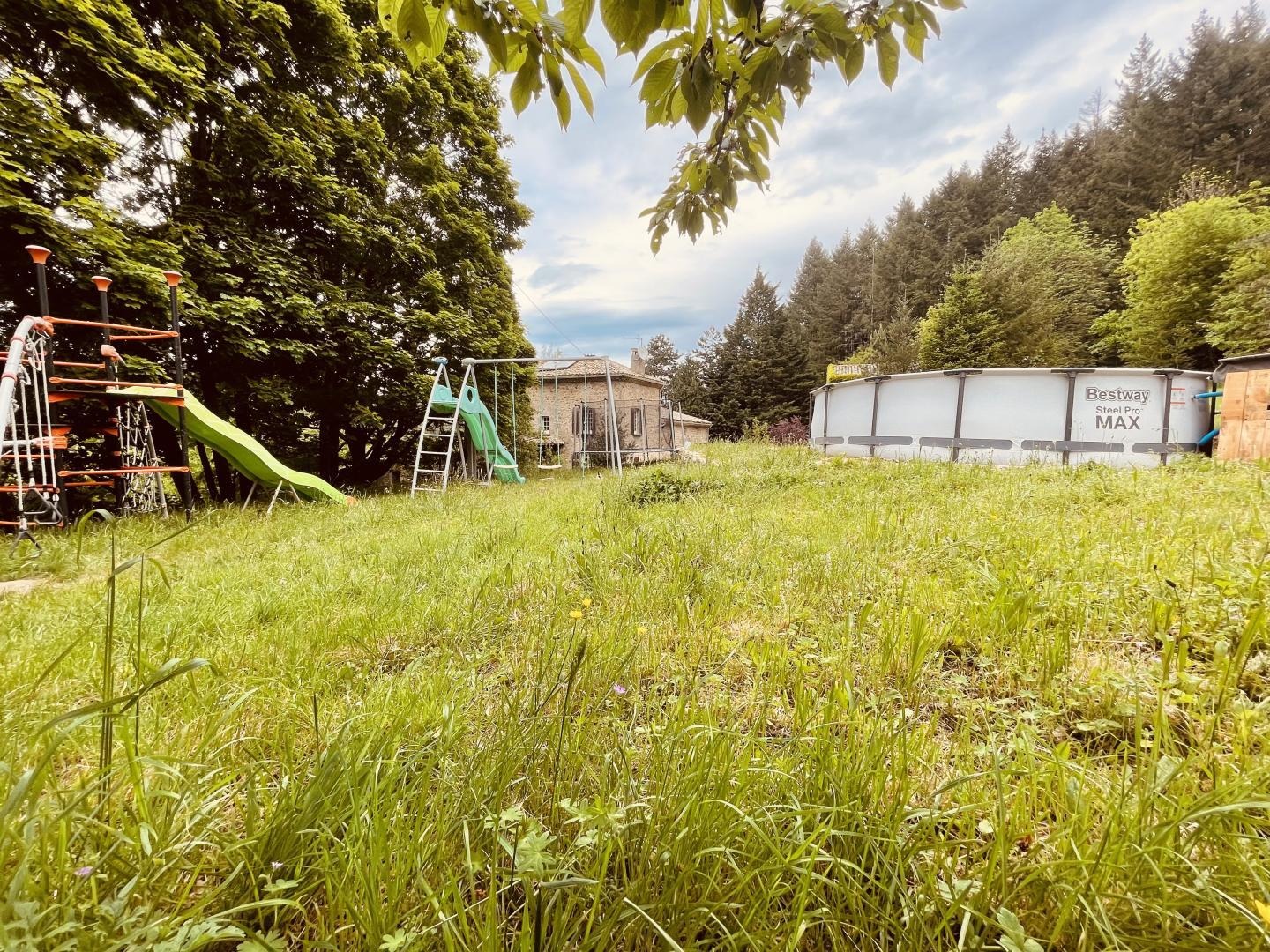 aire de jeux et piscine