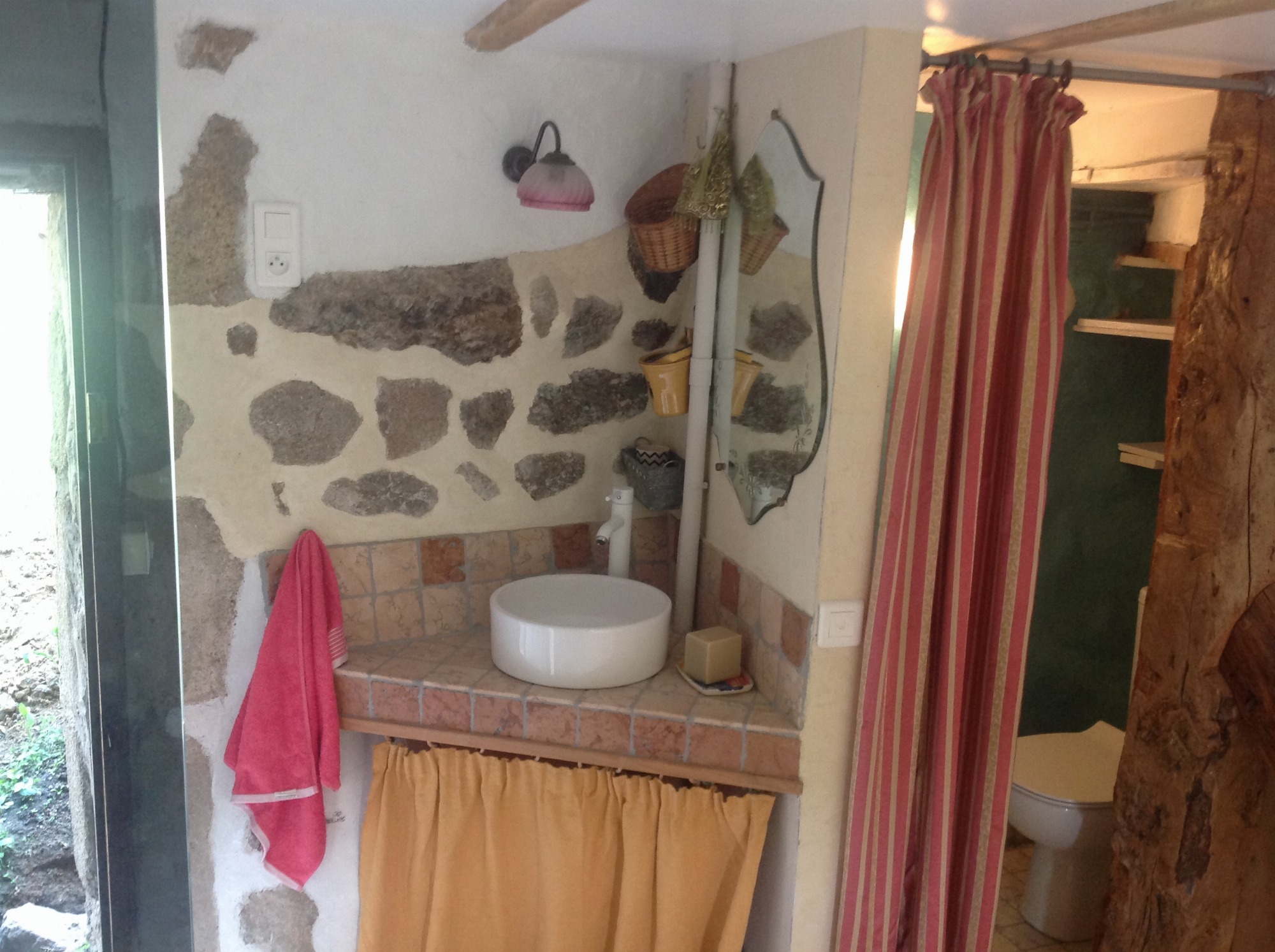 Un lavabo en coin dans la salle de bains