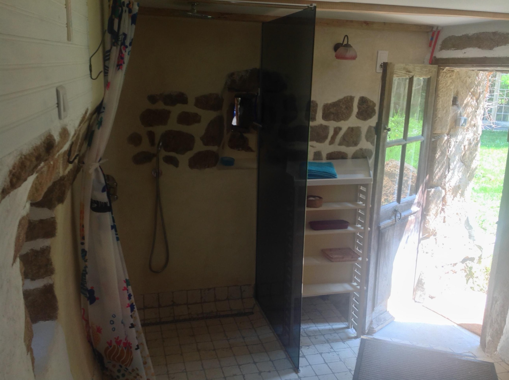 L'entrée par la salle de bains , insolite ?