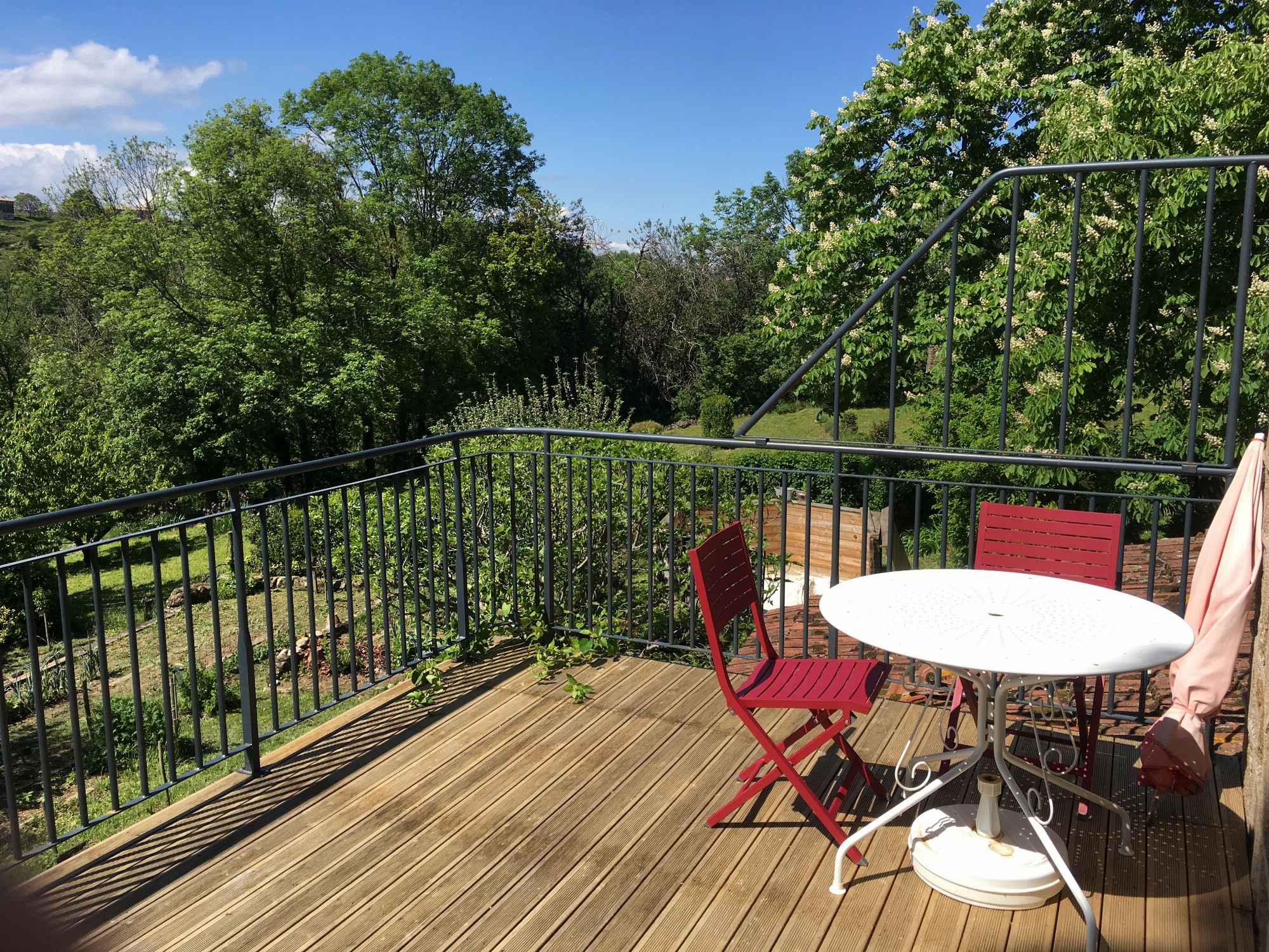 Coin repas dehors sur la terrasse