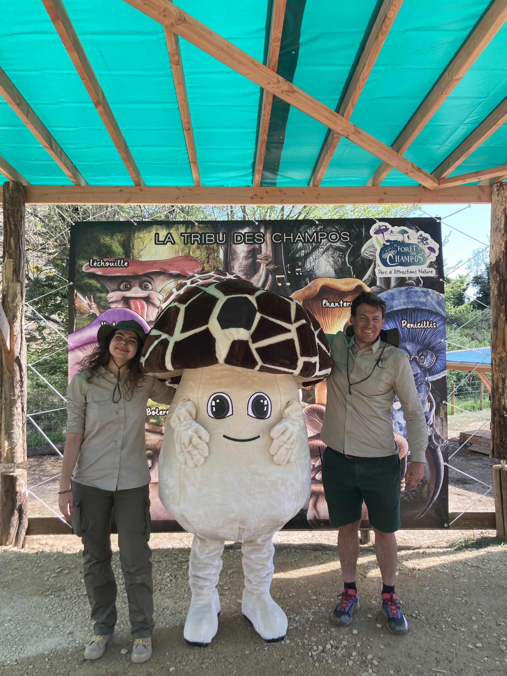 L'équipe avec Truff devant la Tribu des Champos