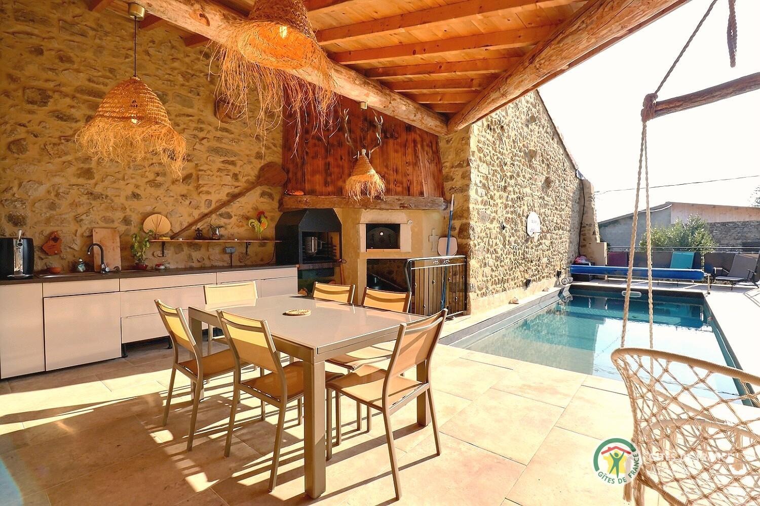 Terrasse couverte et piscine chauffée