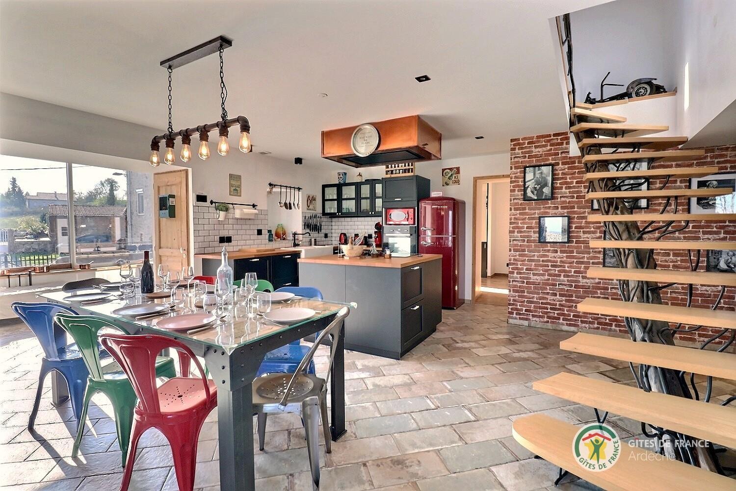 Pièce de vie avec coin cuisine équipée