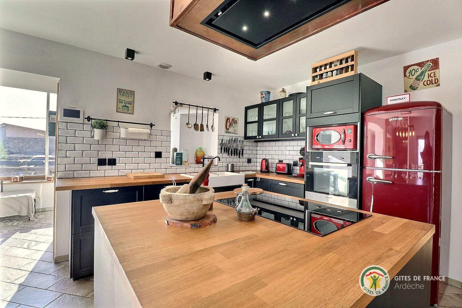 Coin cuisine équipée dans la pièce de vie