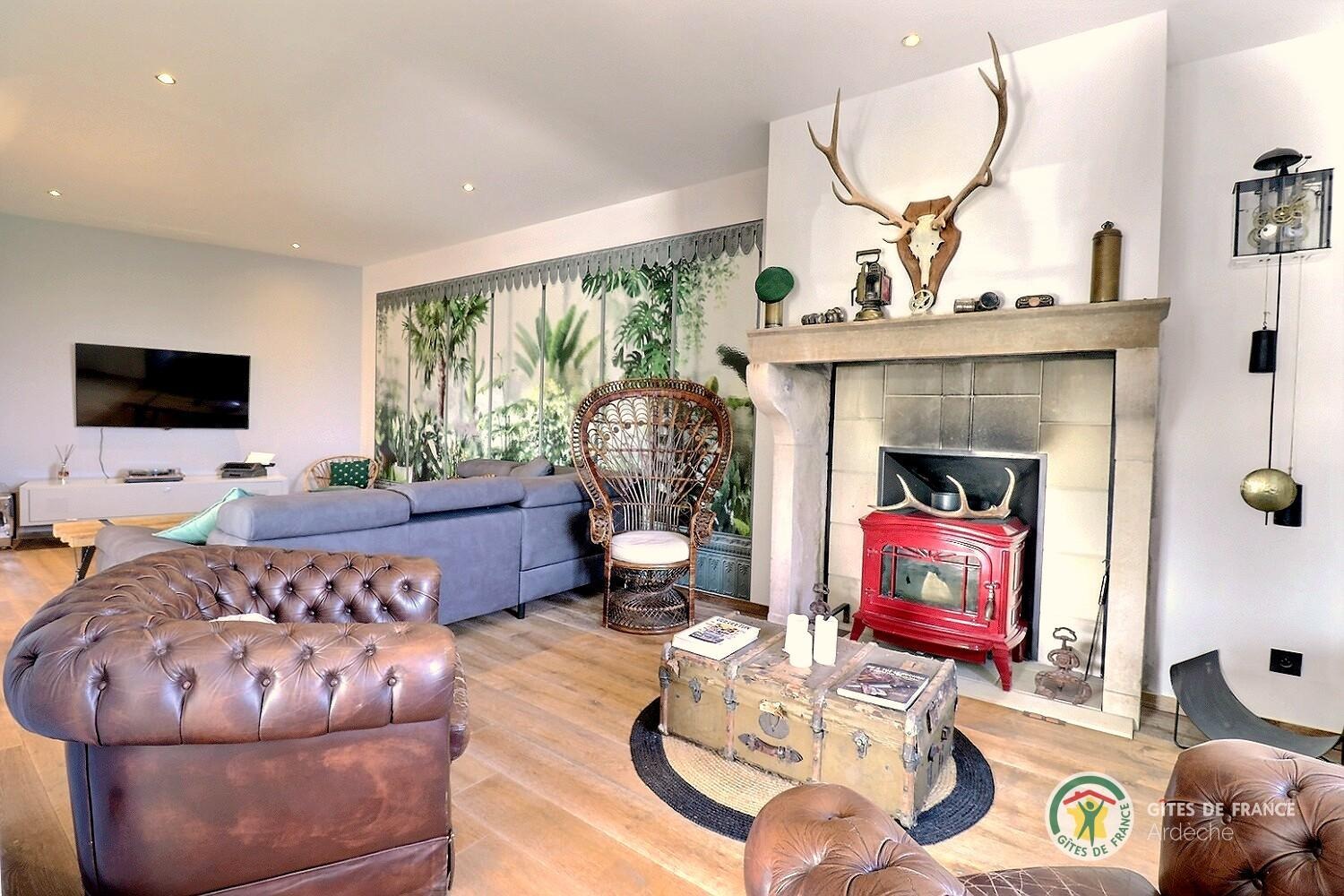 Coin salon avec cheminée dans la pièce de vie