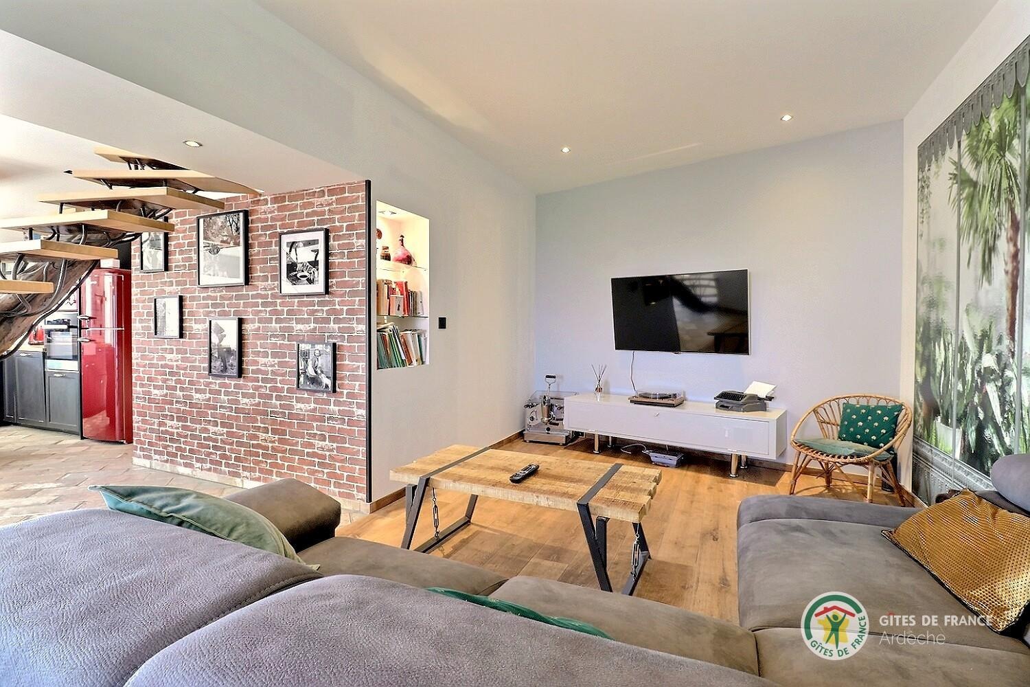 Coin salon avec Tv dans la pièce de vie