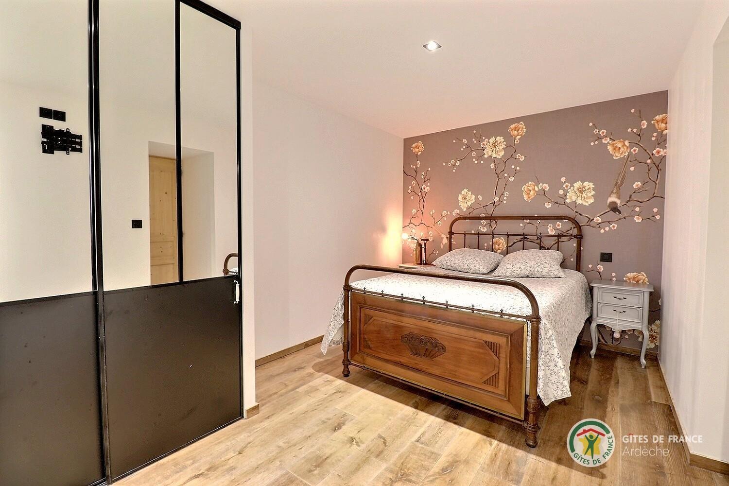 Première chambre avec salle d'eau privative ouverte 