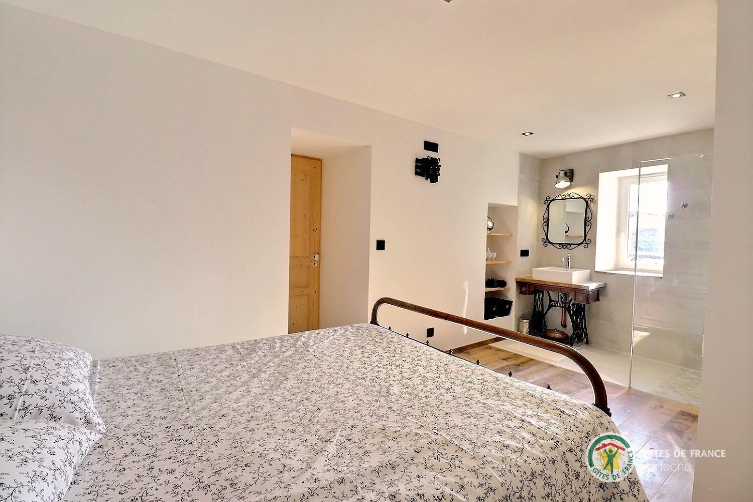 Première chambre avec salle d'eau privative ouverte 