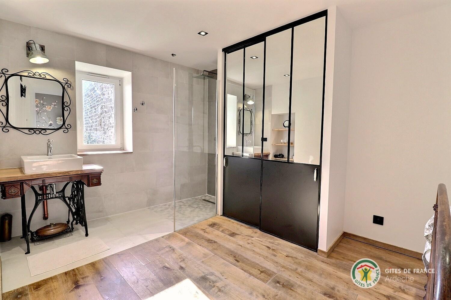 Première chambre avec salle d'eau privative ouverte 