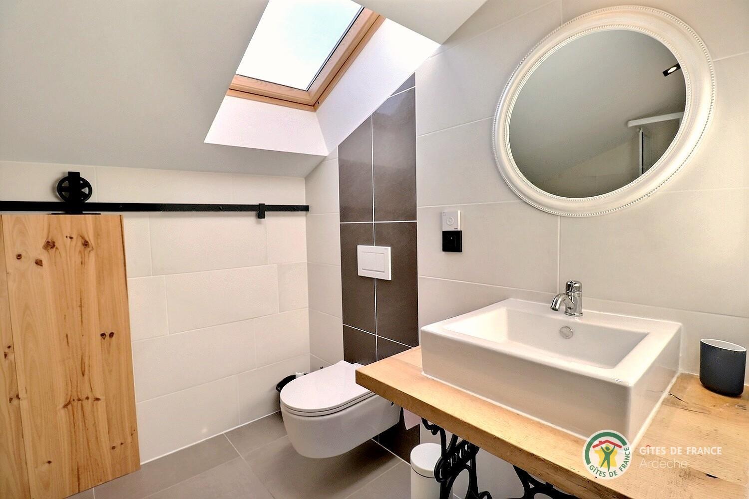 Salle d'eau avec douche et WC