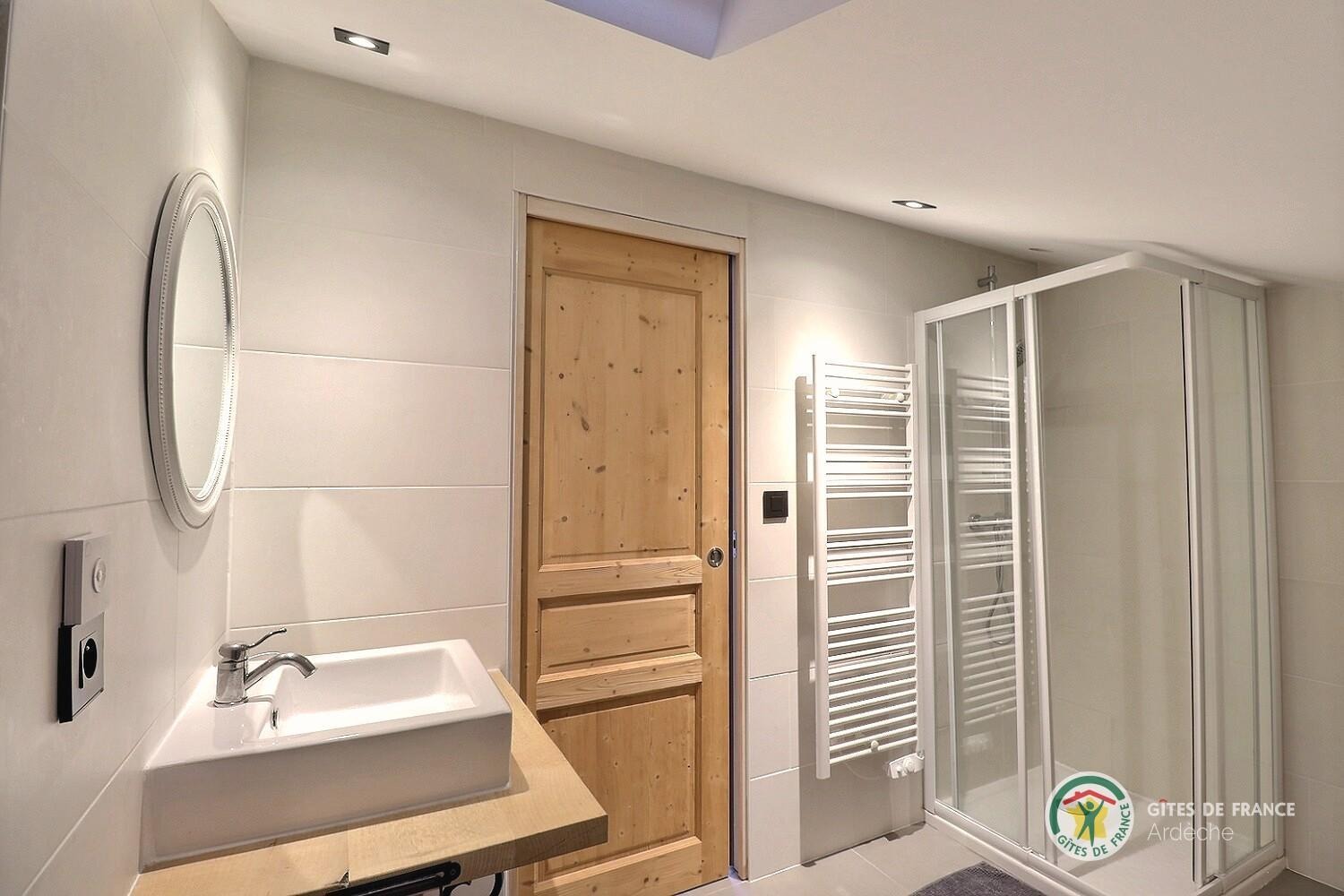 Salle d'eau avec douche et WC