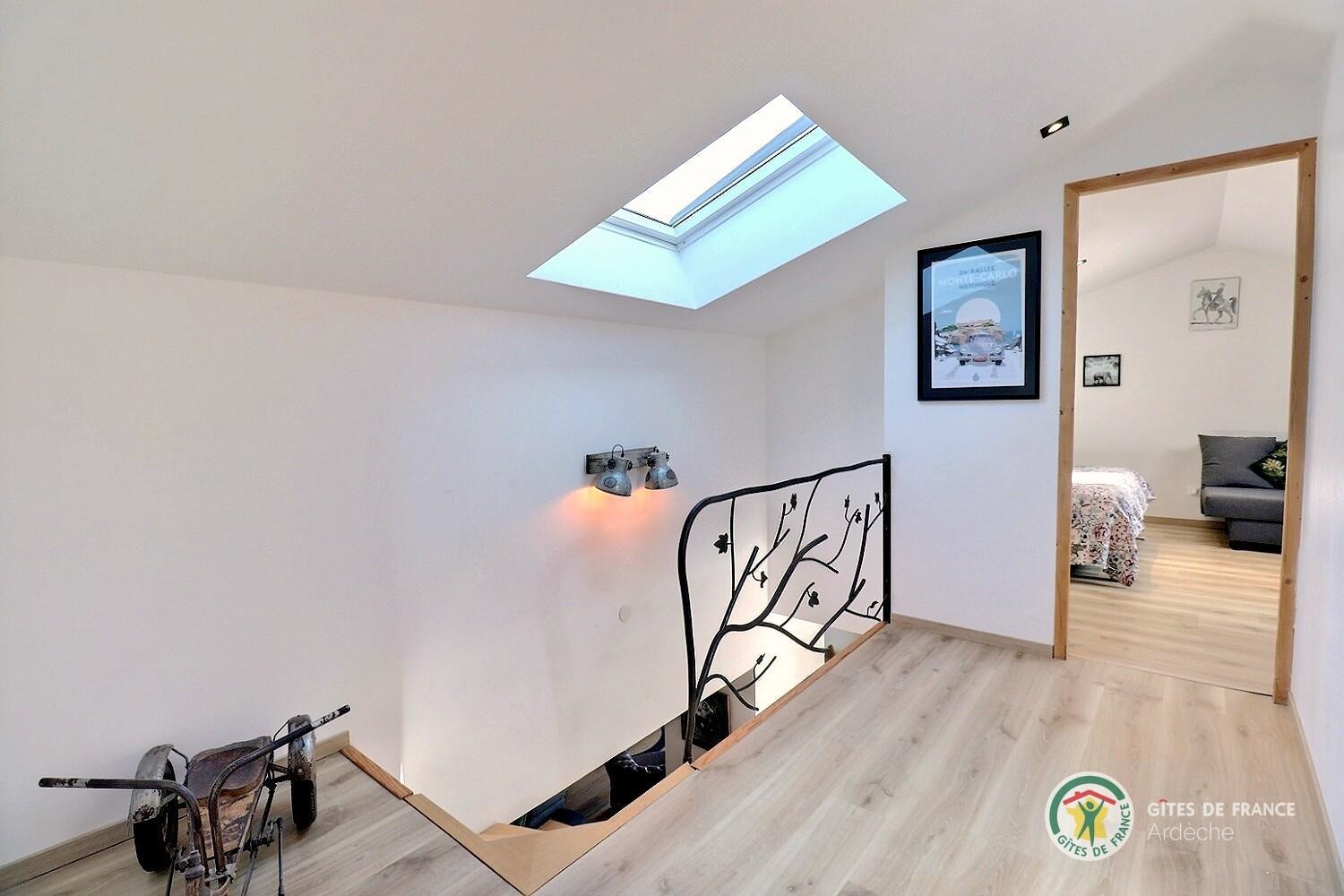 Palier desservant deux chambres et la salle d'eau