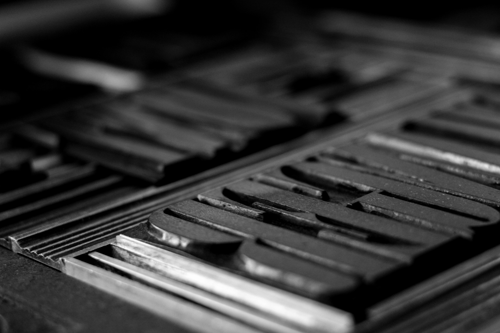 Composition en caractères en bois