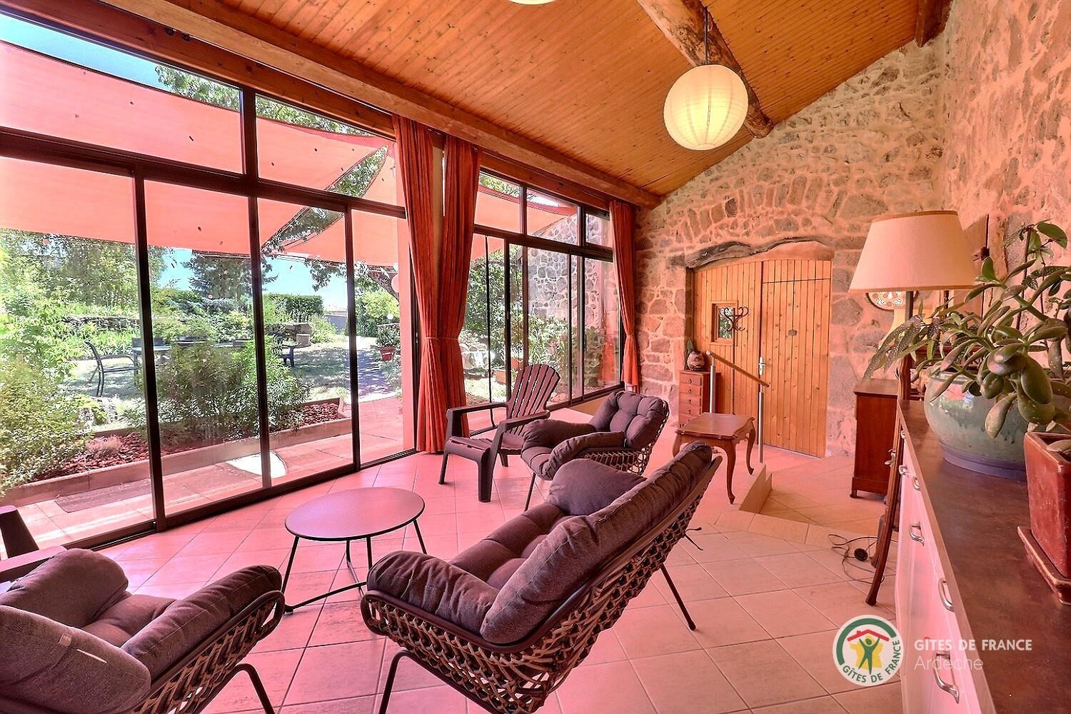 Véranda ouverte sur le jardin